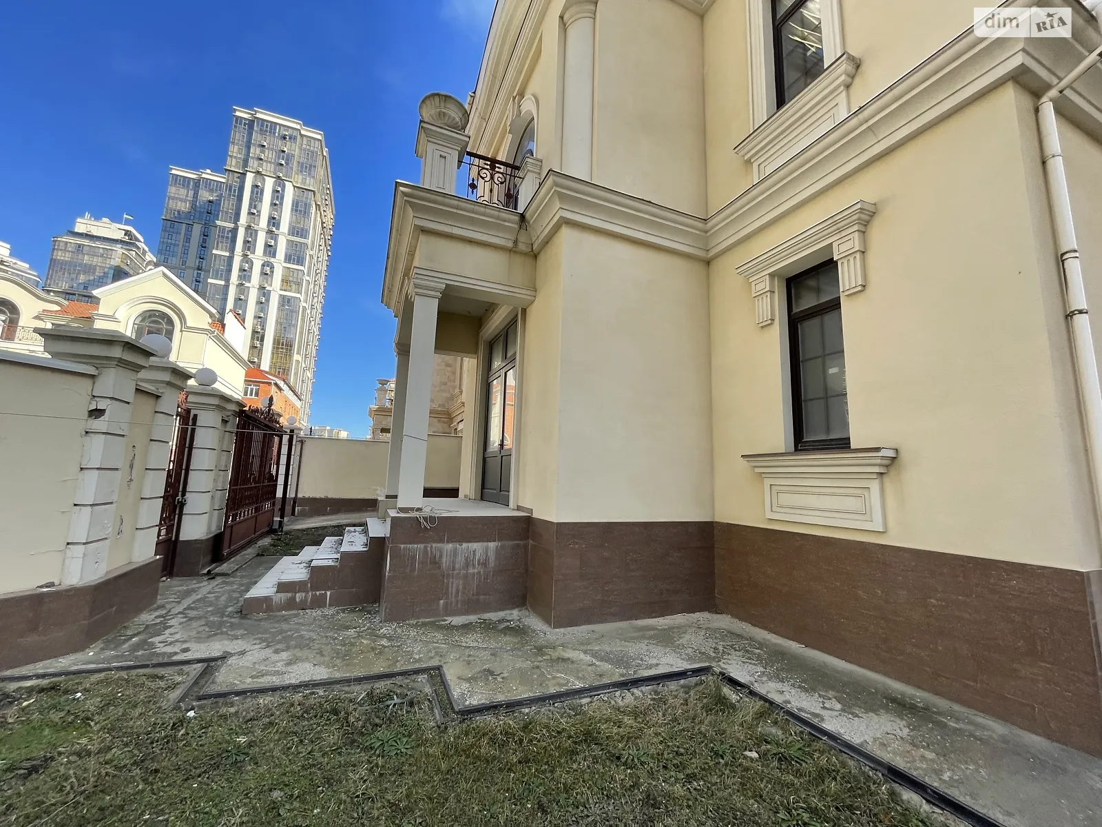 Продается дом на 2 этажа 500.6 кв. м с балконом - фото 2