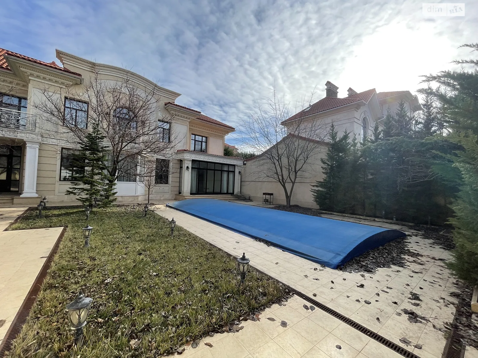 Продається будинок 2 поверховий 224.7 кв. м с басейном, цена: 1300000 $ - фото 1