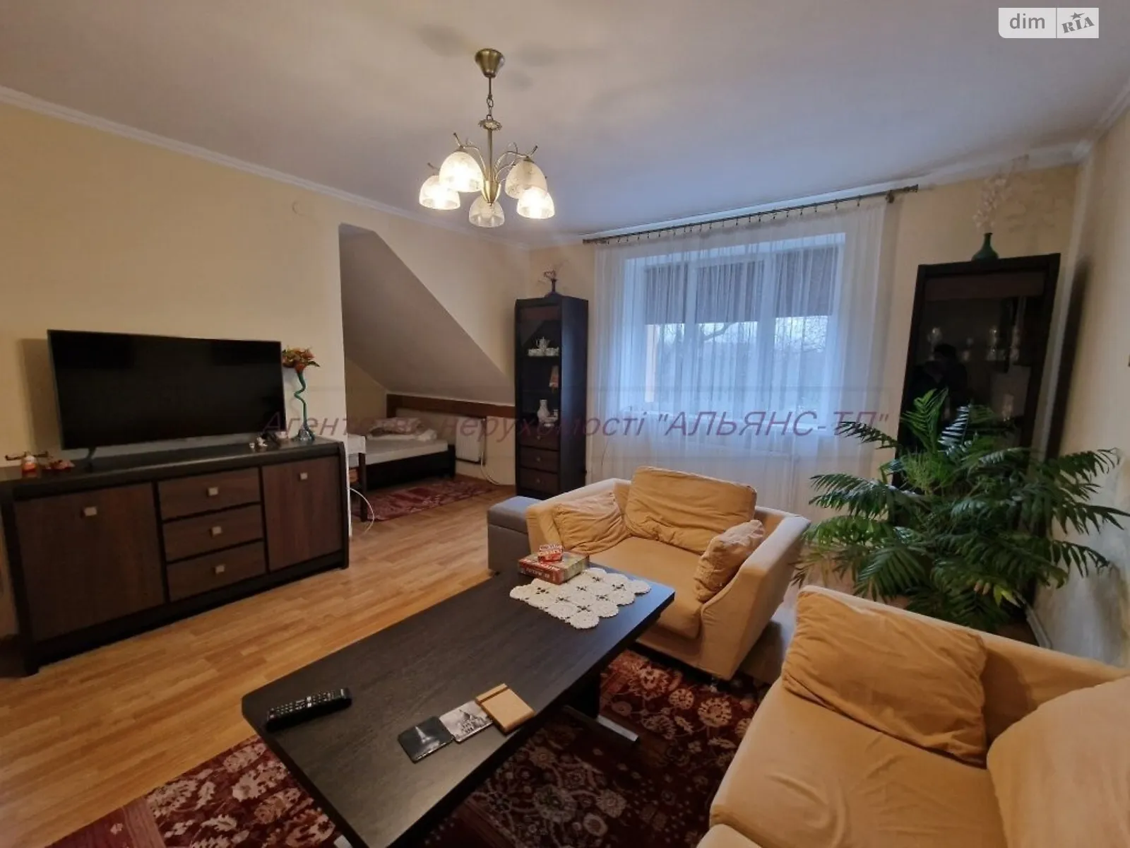 Продається 2-кімнатна квартира 71 кв. м у Ужгороді, вул. Собранецька