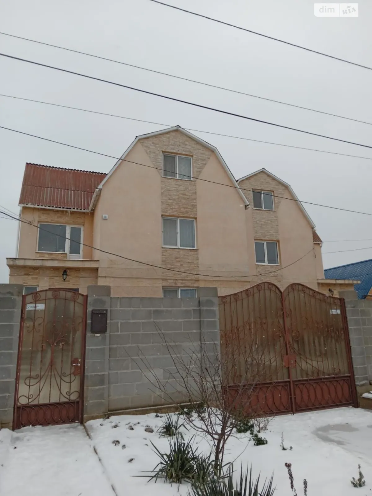 Продается дом на 3 этажа 300 кв. м с террасой, цена: 120000 $ - фото 1