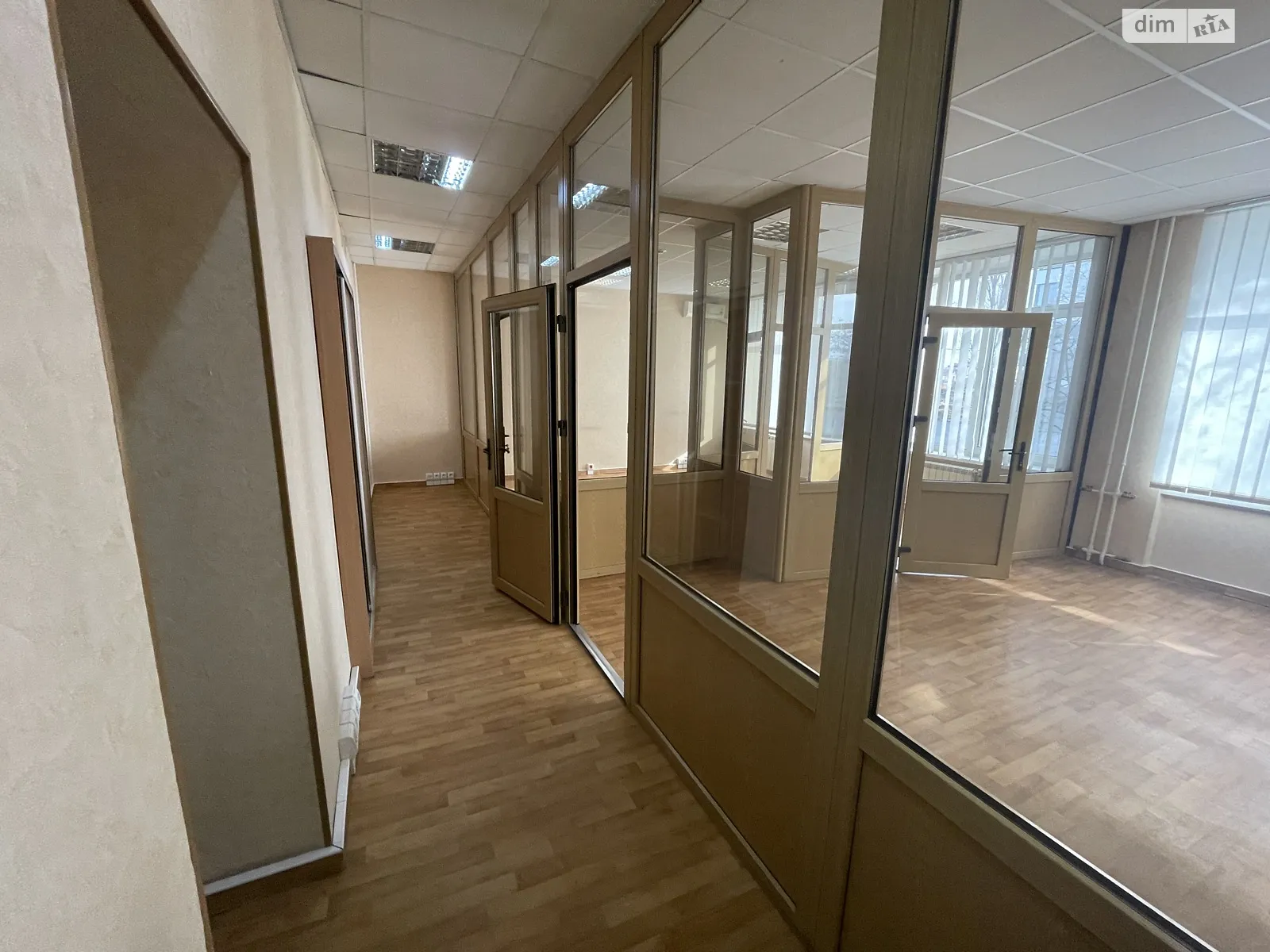 Сдается в аренду офис 61.6 кв. м в бизнес-центре, цена: 28400 грн - фото 1