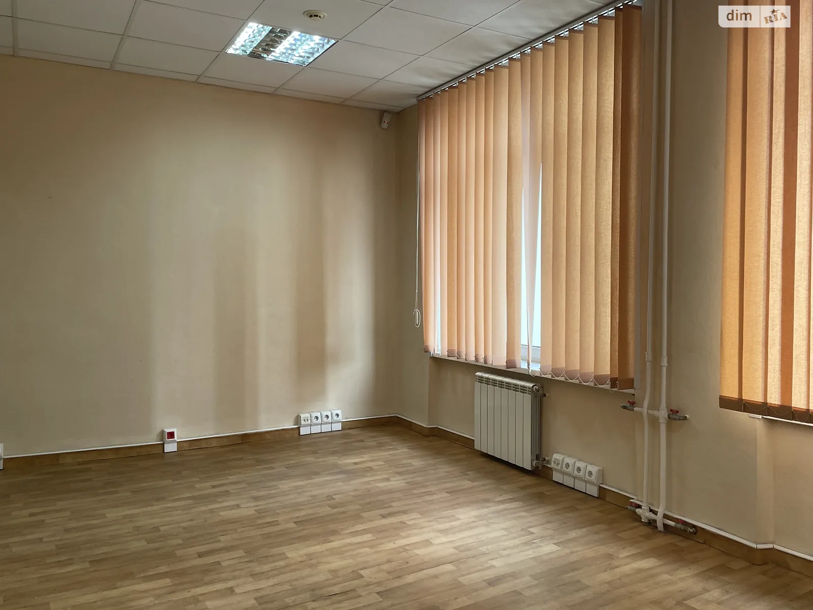 Сдается в аренду офис 31.8 кв. м в бизнес-центре, цена: 15550 грн - фото 1