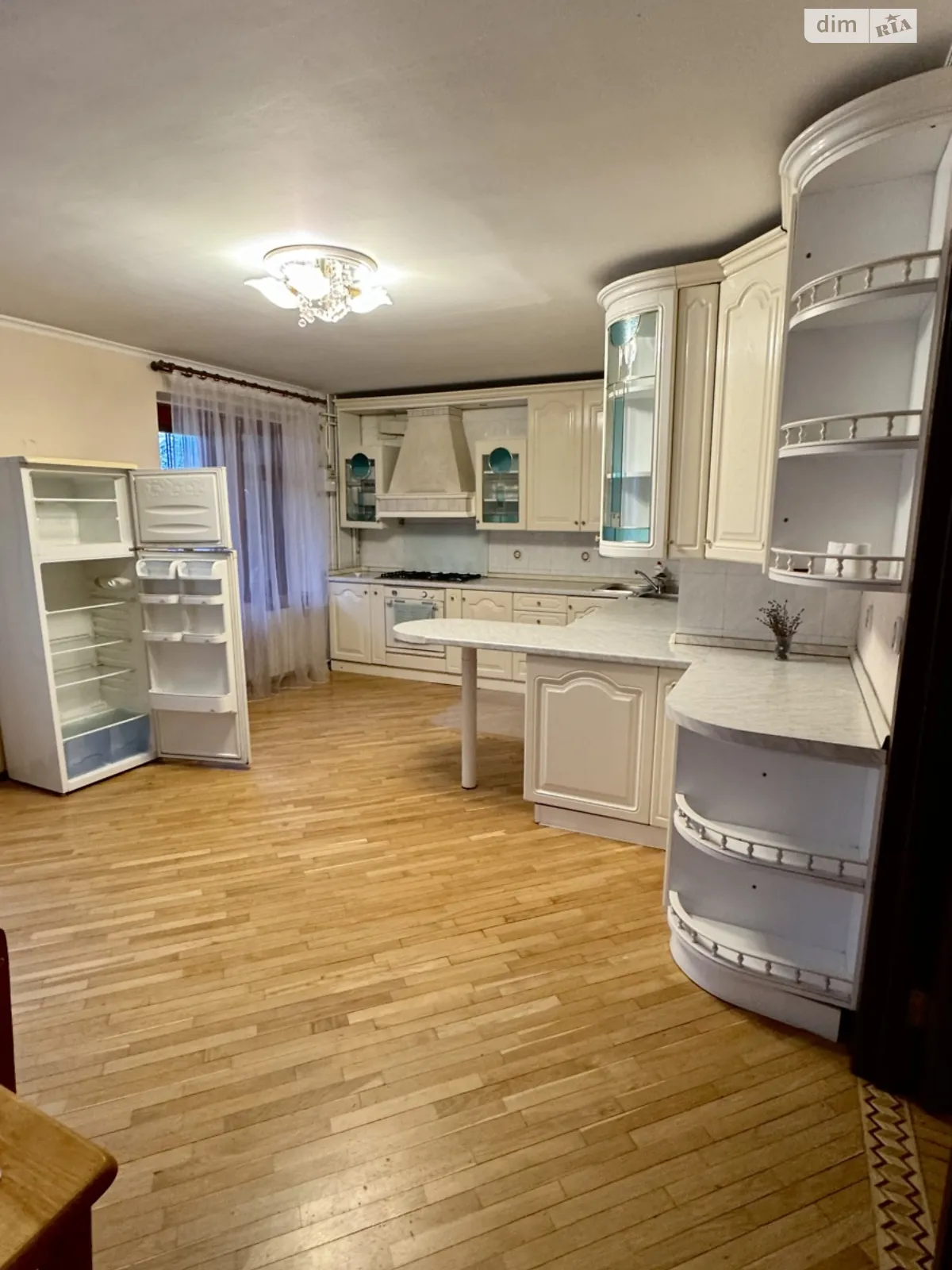 Сдается в аренду 5-комнатная квартира 153 кв. м в Одессе, ул. Базарная
