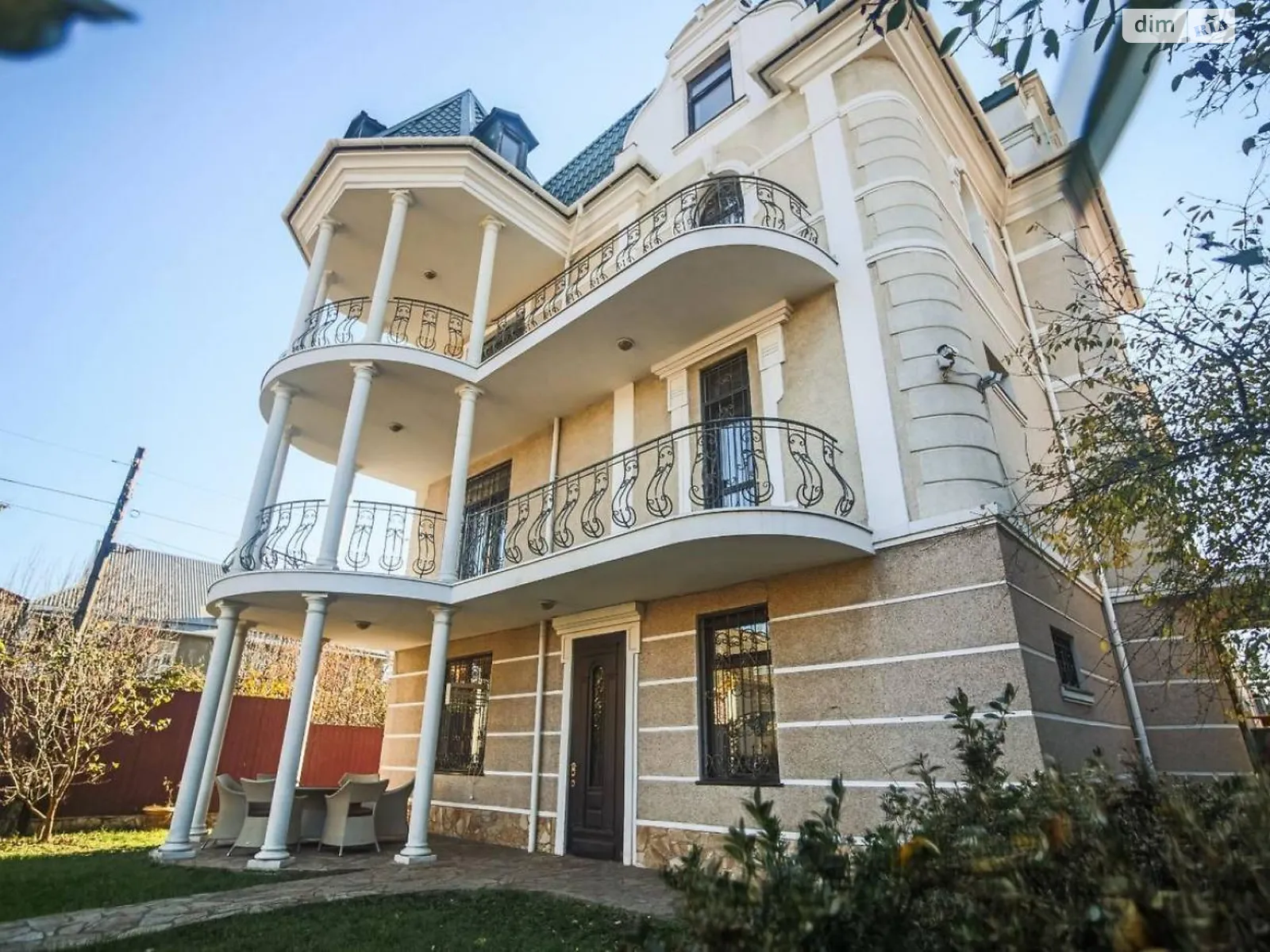 Продается дом на 4 этажа 400 кв. м с террасой, цена: 550000 $