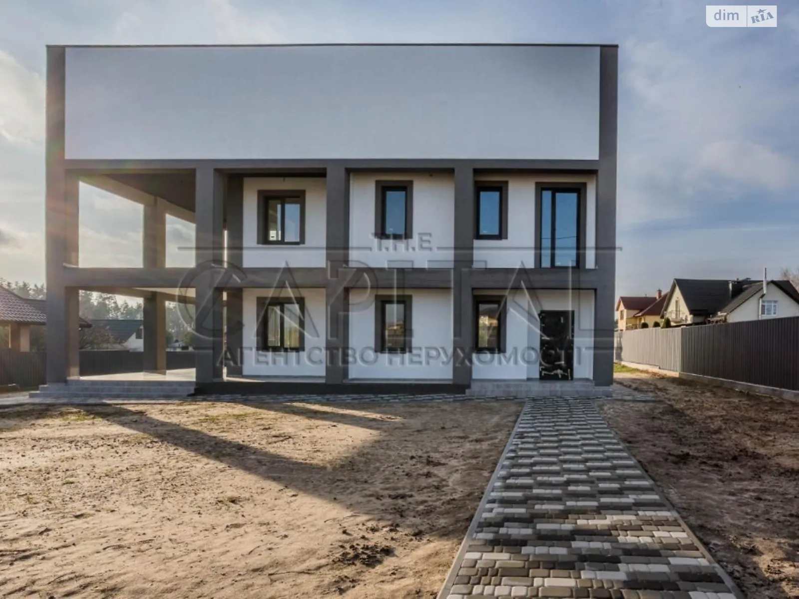 Продается дом на 3 этажа 200 кв. м с бассейном, цена: 125000 $ - фото 1