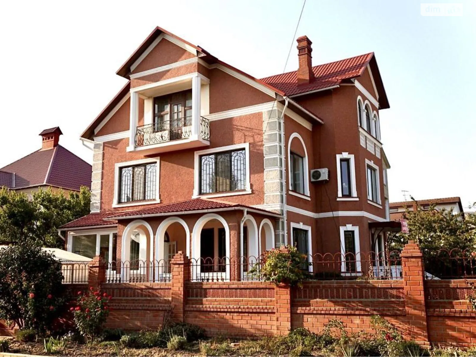 Продается дом на 3 этажа 300 кв. м с террасой, цена: 350000 $
