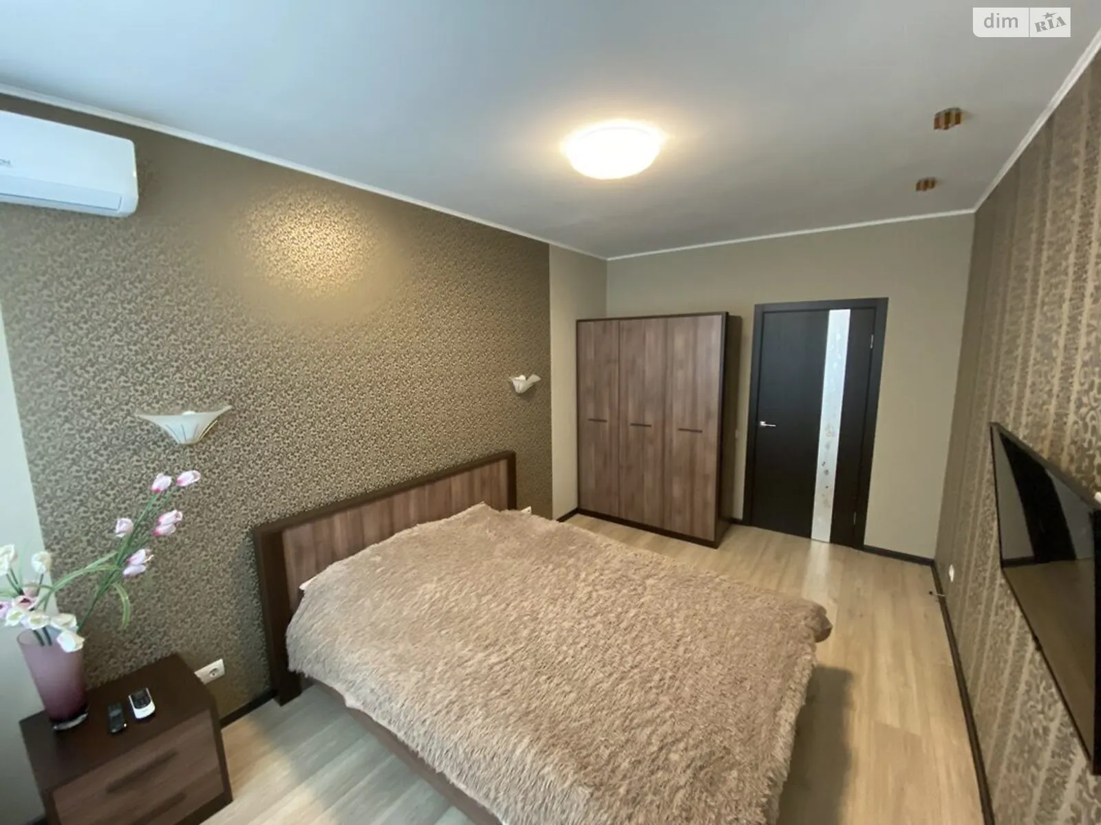 Продается 2-комнатная квартира 67 кв. м в Киеве, ул. Драгоманова, 2Б