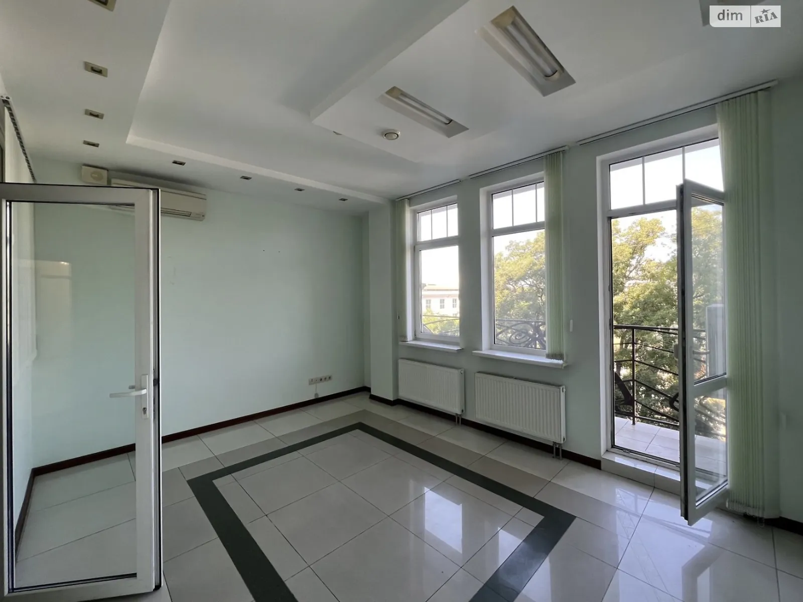 Сдается в аренду офис 105 кв. м в бизнес-центре, цена: 840 $ - фото 1