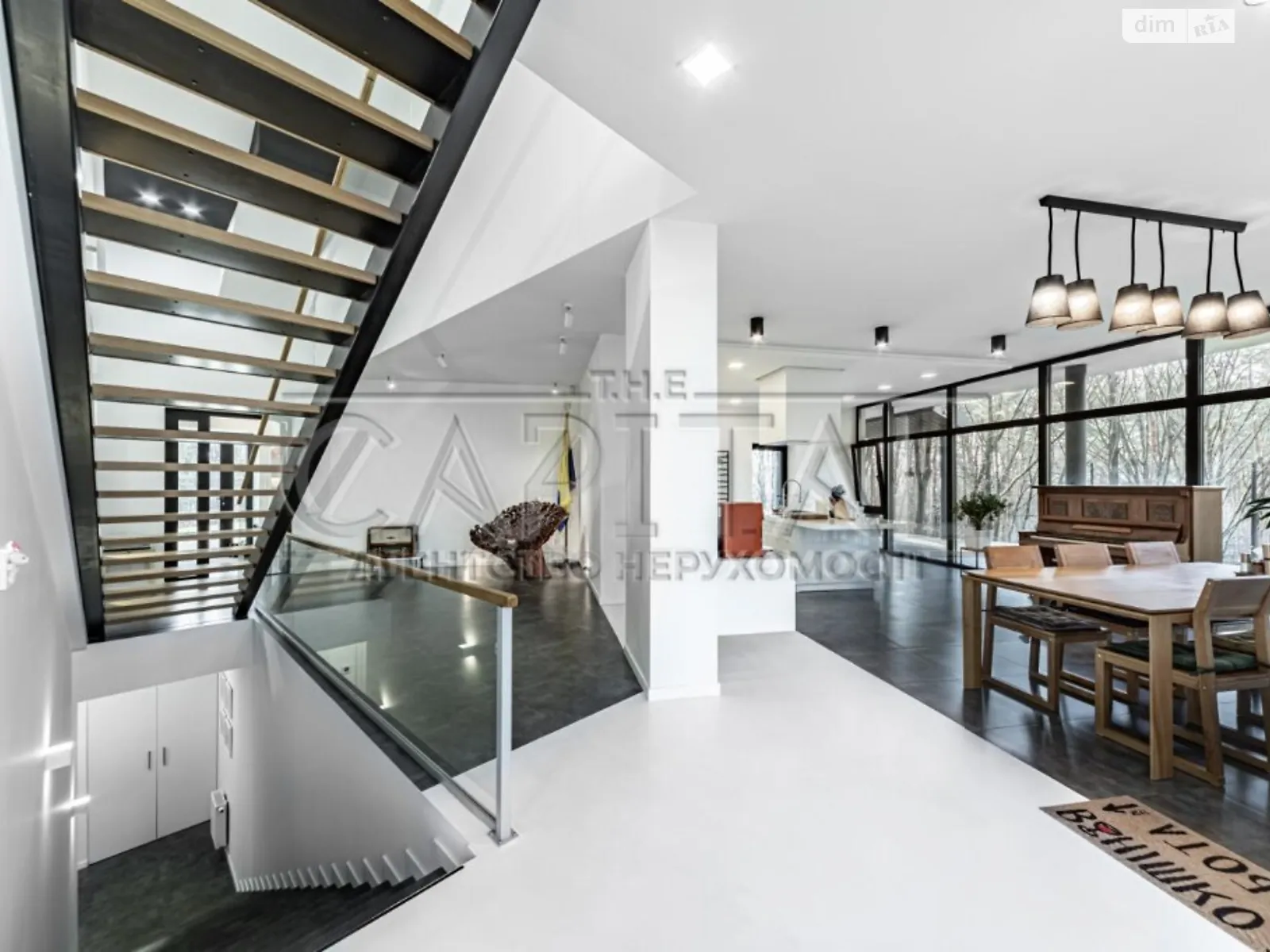 Продается дом на 2 этажа 390 кв. м с балконом, цена: 1650000 €