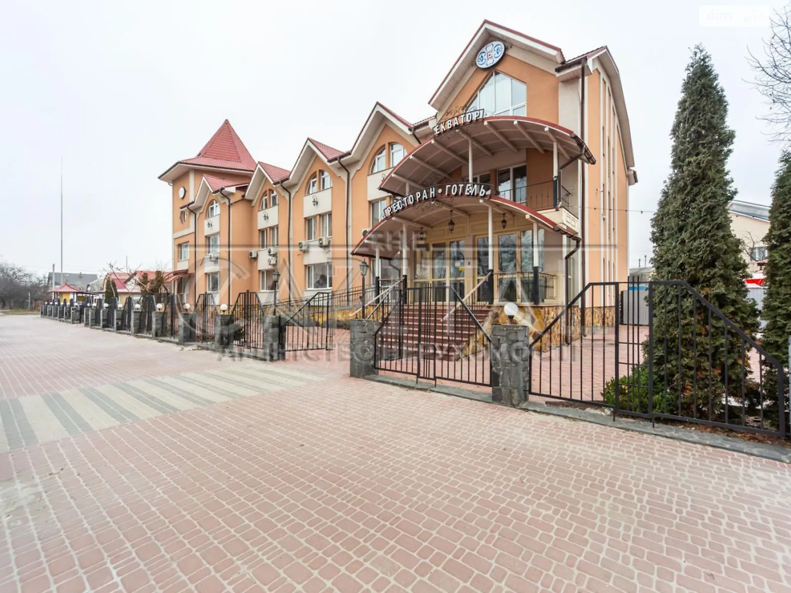 Продается объект сферы услуг 2496 кв. м в 3-этажном здании - фото 2