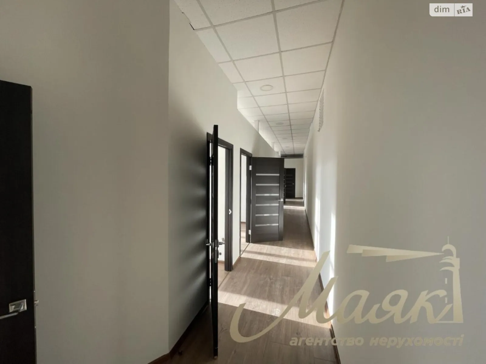 Сдается в аренду офис 135 кв. м в бизнес-центре, цена: 1700 $ - фото 1