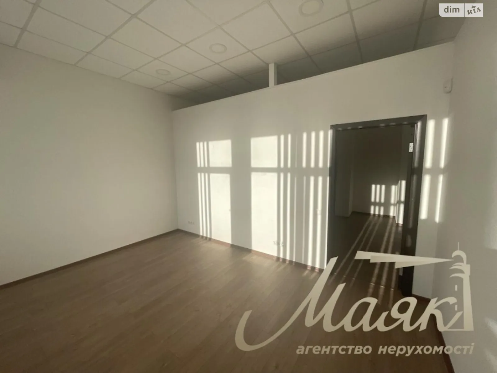 Сдается в аренду офис 140 кв. м в бизнес-центре, цена: 1700 $ - фото 1