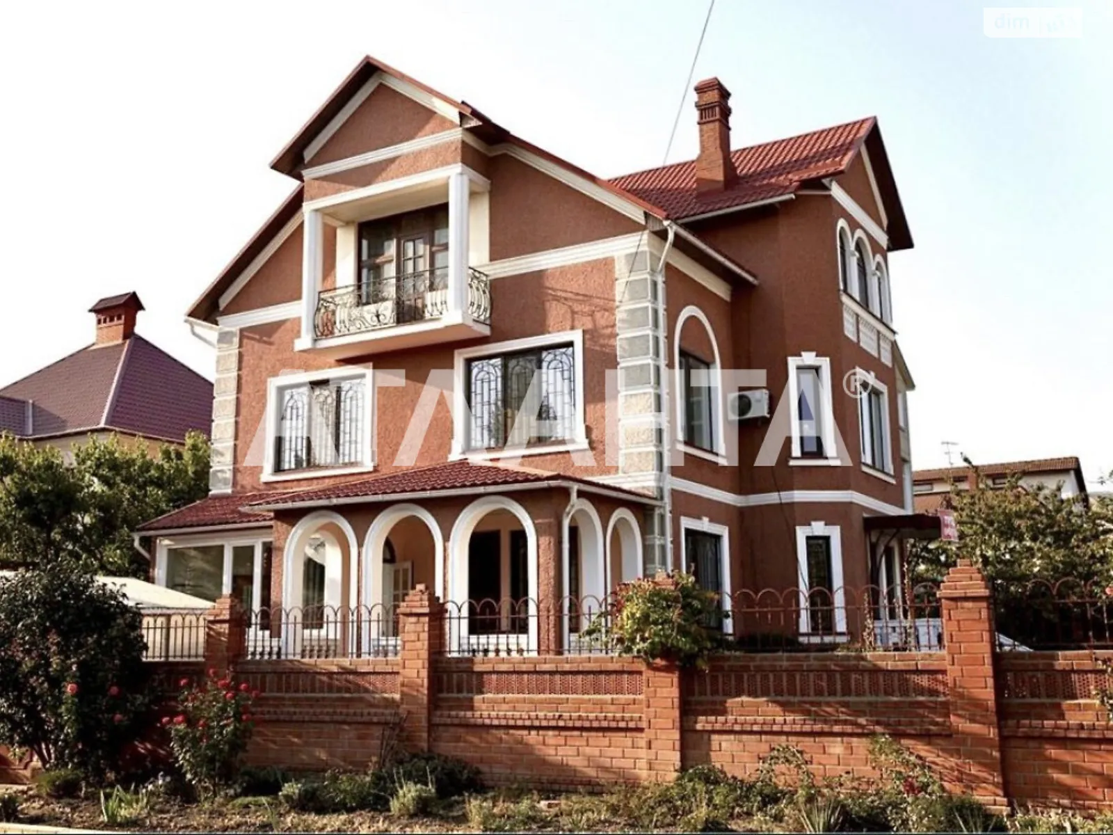 Продается дом на 2 этажа 300 кв. м с баней/сауной, цена: 350000 $