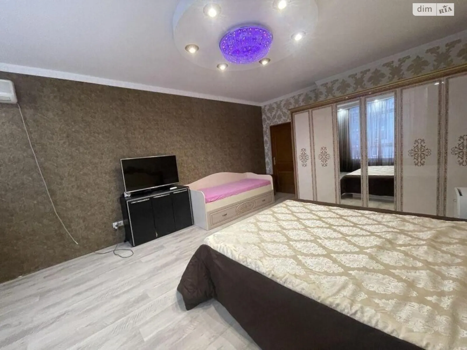 Продается 1-комнатная квартира 57 кв. м в Киеве, ул. Багринова(Адмирала Ушакова), 1А - фото 1