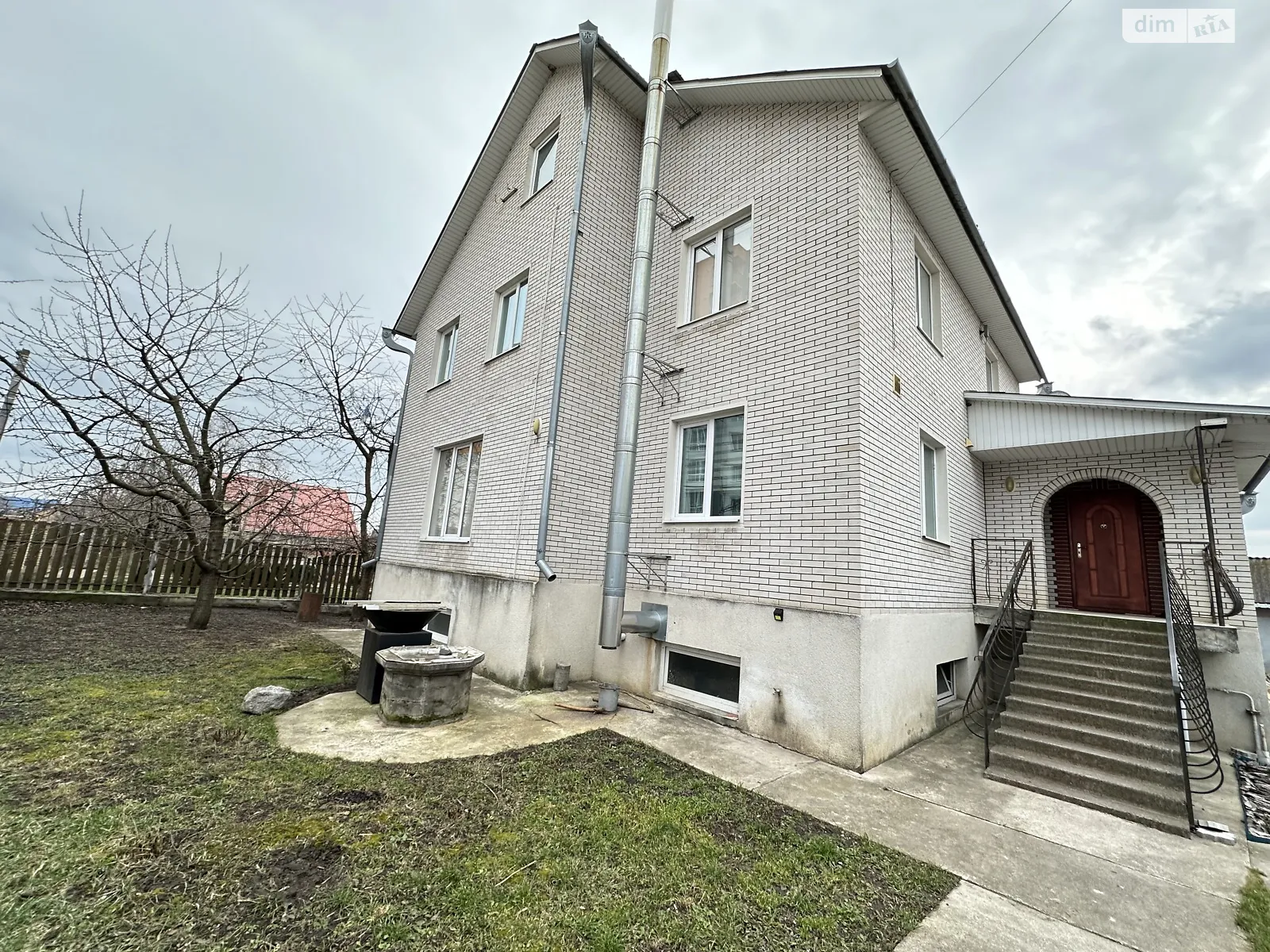 Продается дом на 2 этажа 266.5 кв. м с балконом, цена: 250000 $