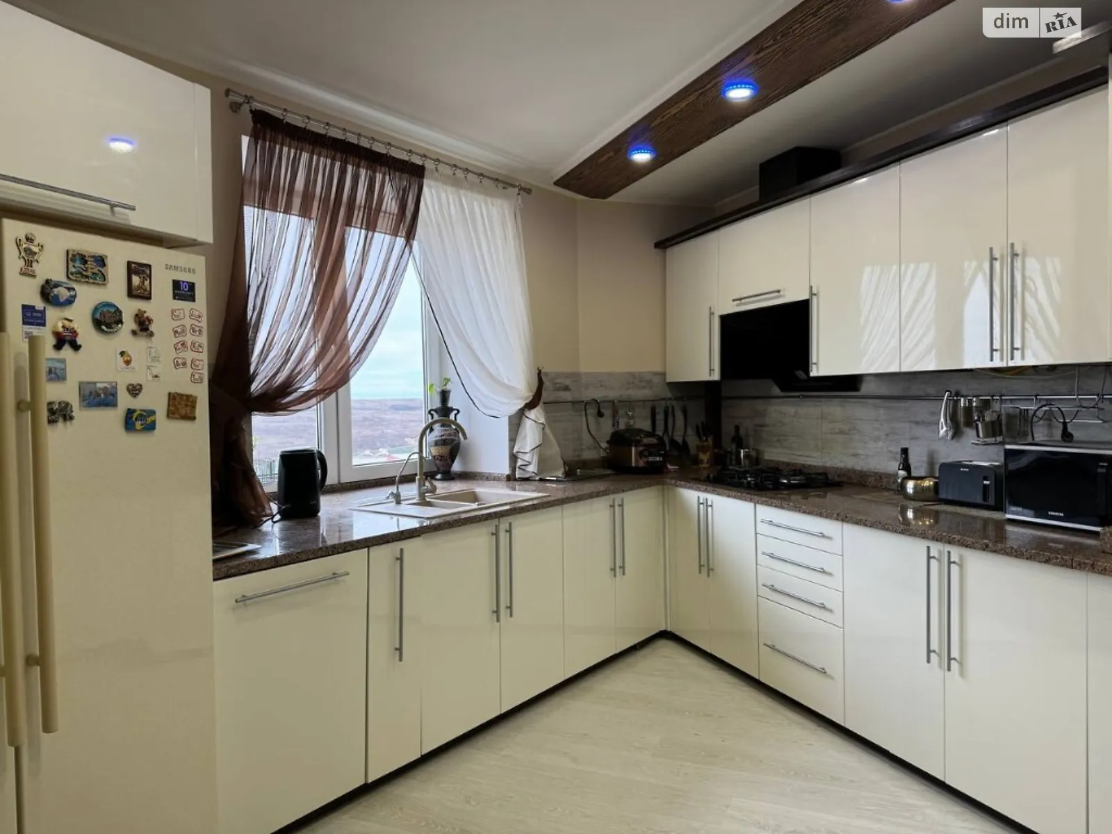 Продается 4-комнатная квартира 173.7 кв. м в Ровно, ул. Буковинская - фото 1