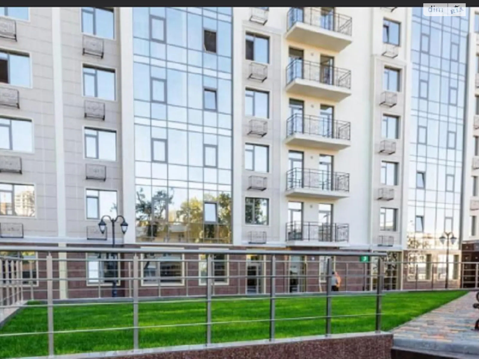 Продается 1-комнатная квартира 44 кв. м в Одессе, ул. Академика Сахарова - фото 1