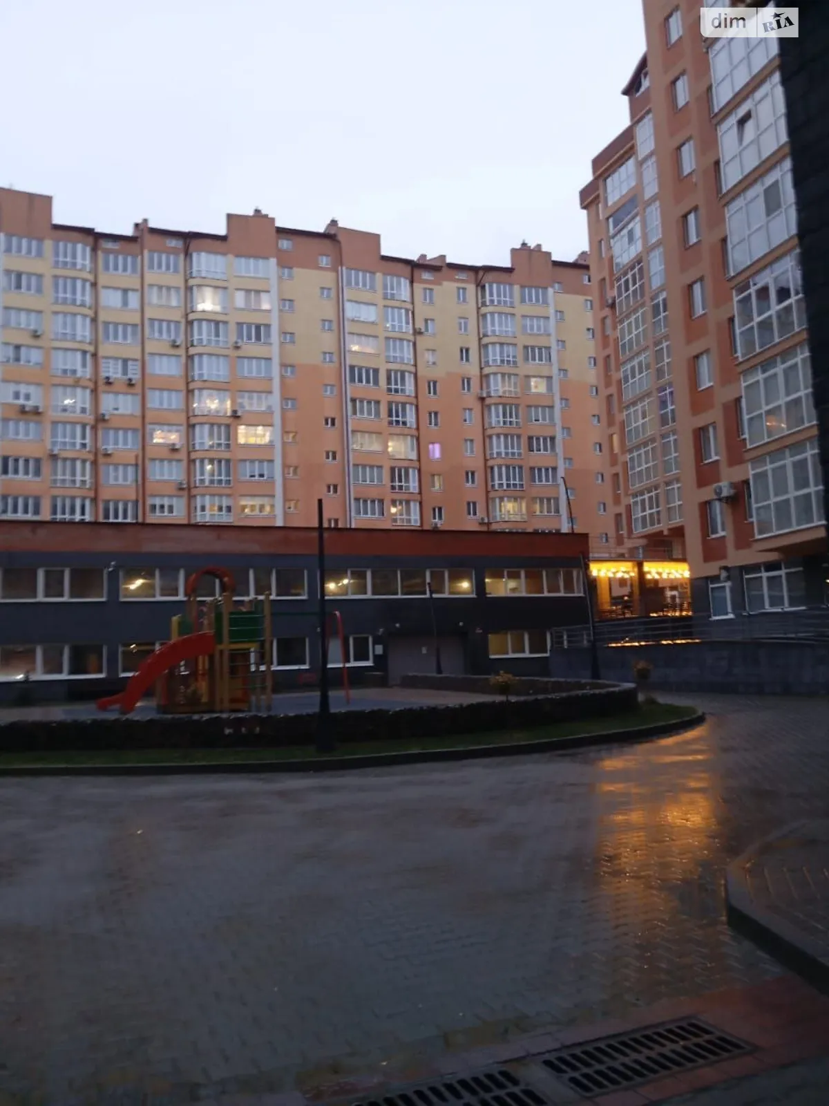 Продается 1-комнатная квартира 44 кв. м в Черновцах, ул. Ровенская, 12А