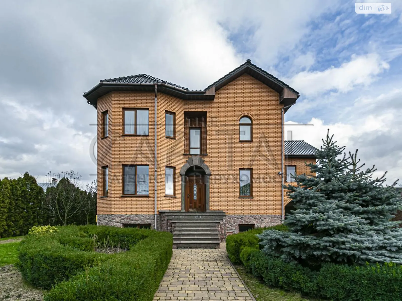 Продается дом на 2 этажа 375 кв. м с беседкой, цена: 395000 $ - фото 1