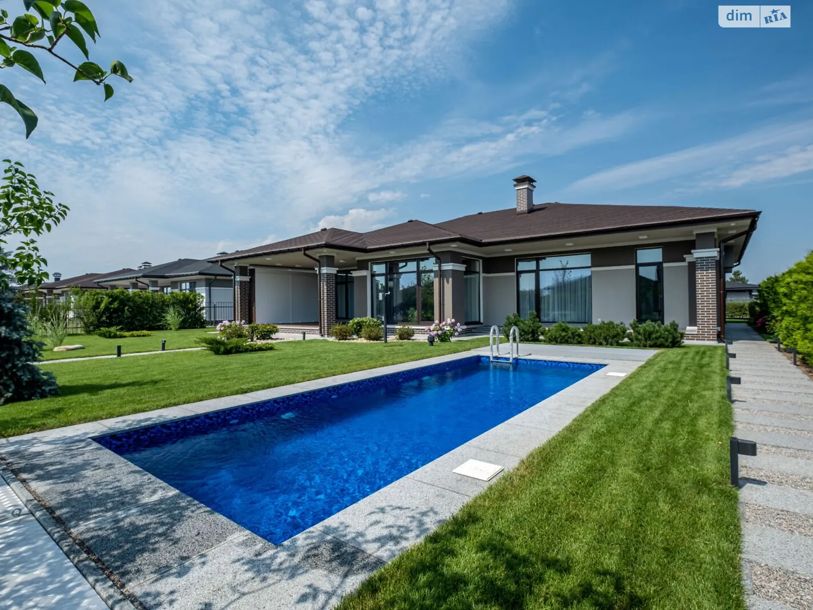 Продается одноэтажный дом 188.6 кв. м с бассейном, цена: 555000 $