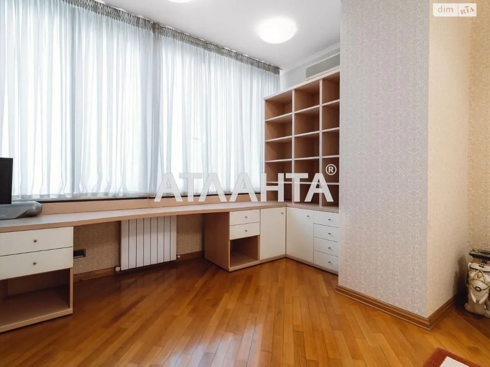 Продается 4-комнатная квартира 217.26 кв. м в Одессе, пер. Дунаева