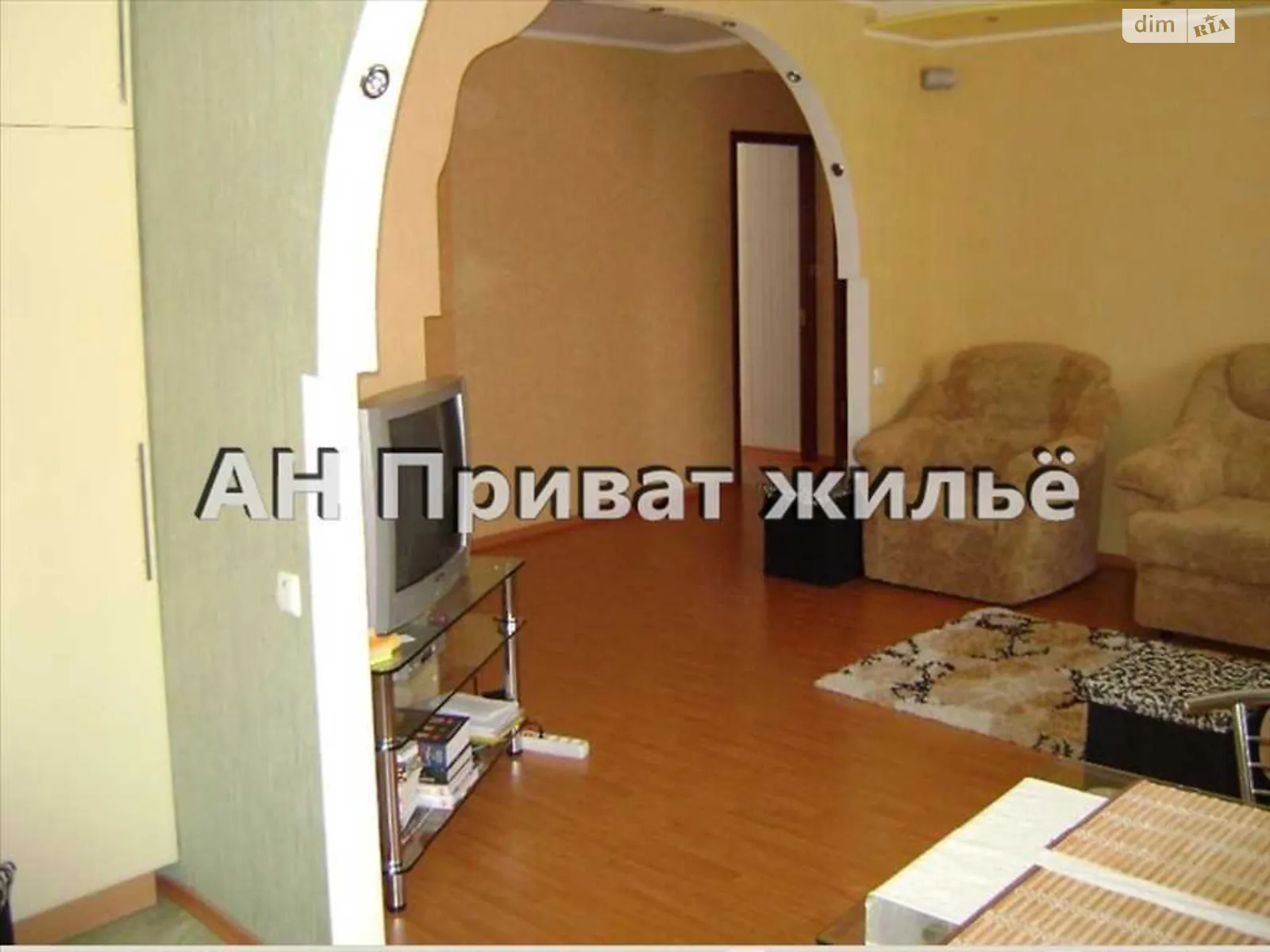 Продається 3-кімнатна квартира 73.4 кв. м у Полтаві, вул. Хмельницького Богдана