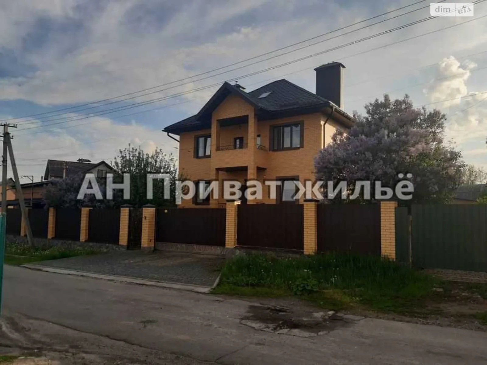 Продается дом на 2 этажа 270 кв. м с баней/сауной, цена: 550000 $