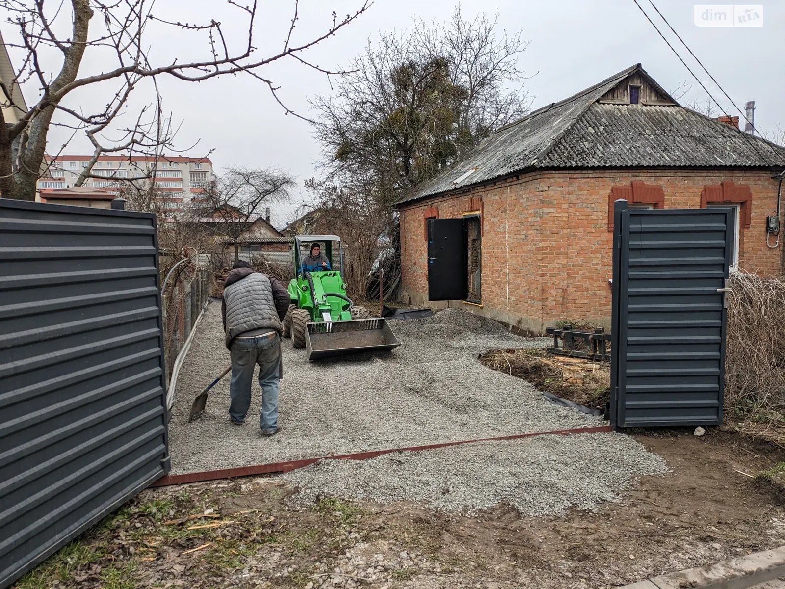 Здається в оренду місце на стоянці під легкове авто на 30 кв. м, цена: 2500 грн