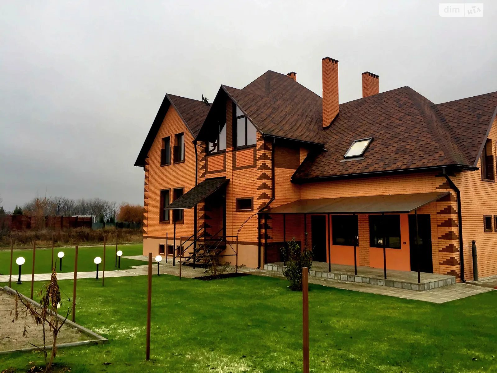 Продается дом на 3 этажа 471 кв. м с подвалом, цена: 204900 $ - фото 1