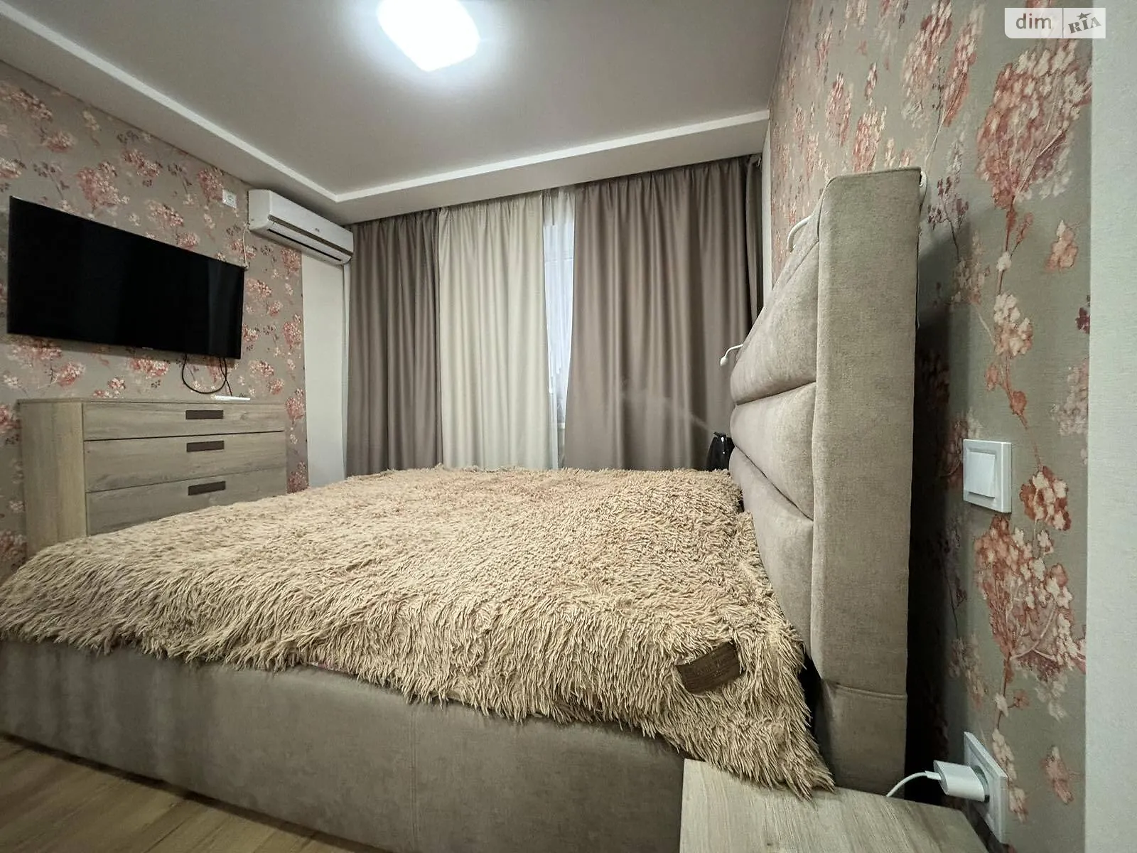 Продается 2-комнатная квартира 51 кв. м в Днепре, ул. Макарова, 1Б