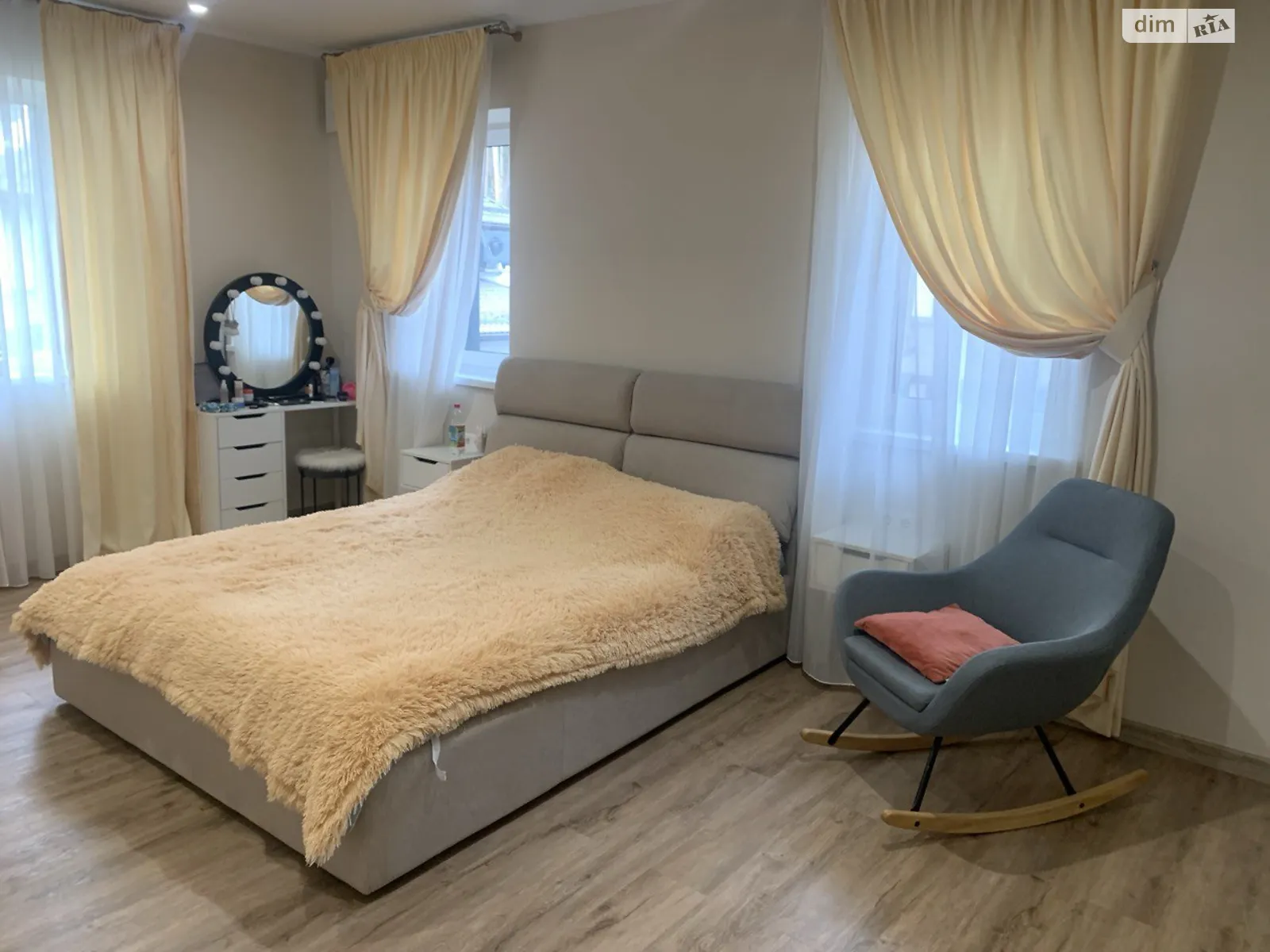 Продается дом на 2 этажа 230 кв. м с камином, цена: 374000 $