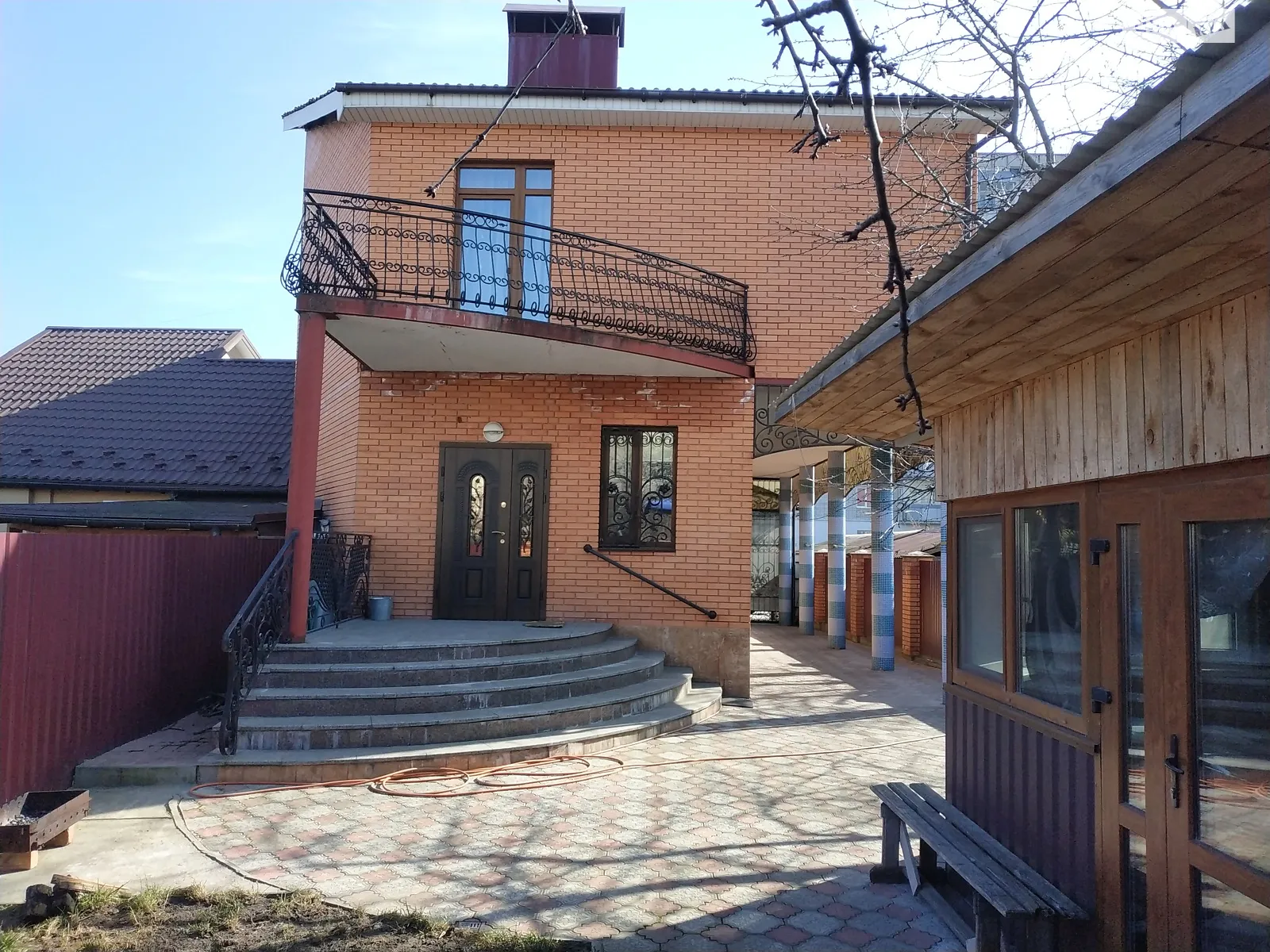 Продается дом на 2 этажа 233 кв. м с камином, цена: 295000 $