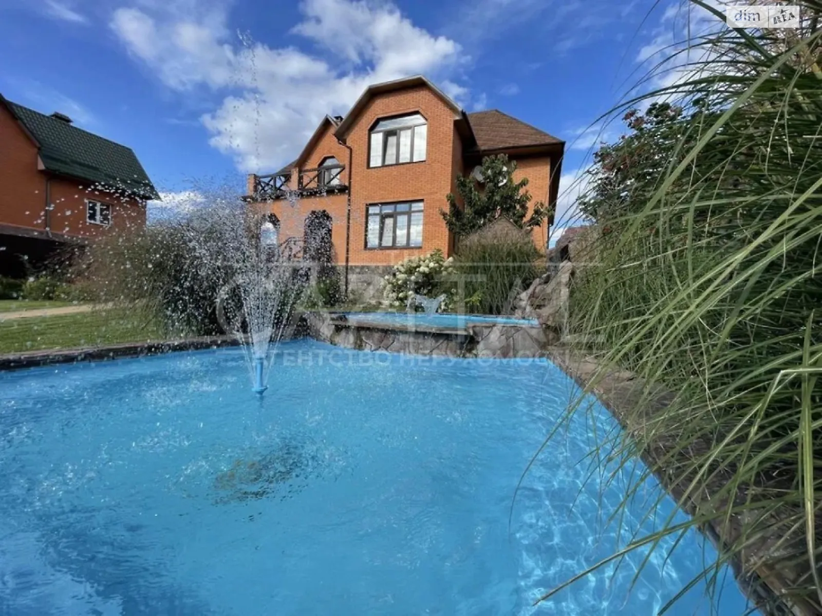 Сдается в аренду дом на 3 этажа 100 кв. м с участком, цена: 3200 $ - фото 1