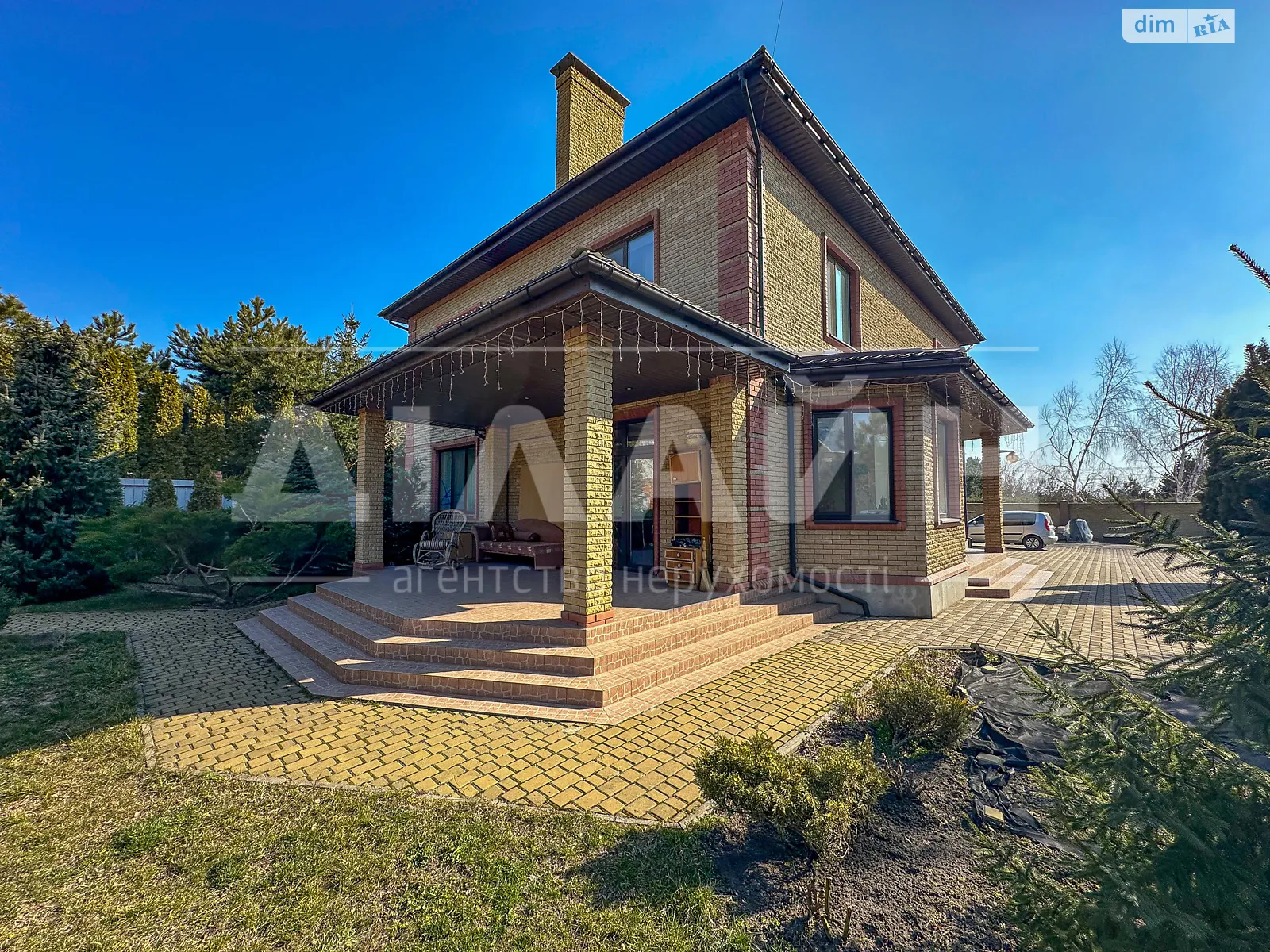 Продается дом на 2 этажа 260 кв. м с камином, цена: 189999 $