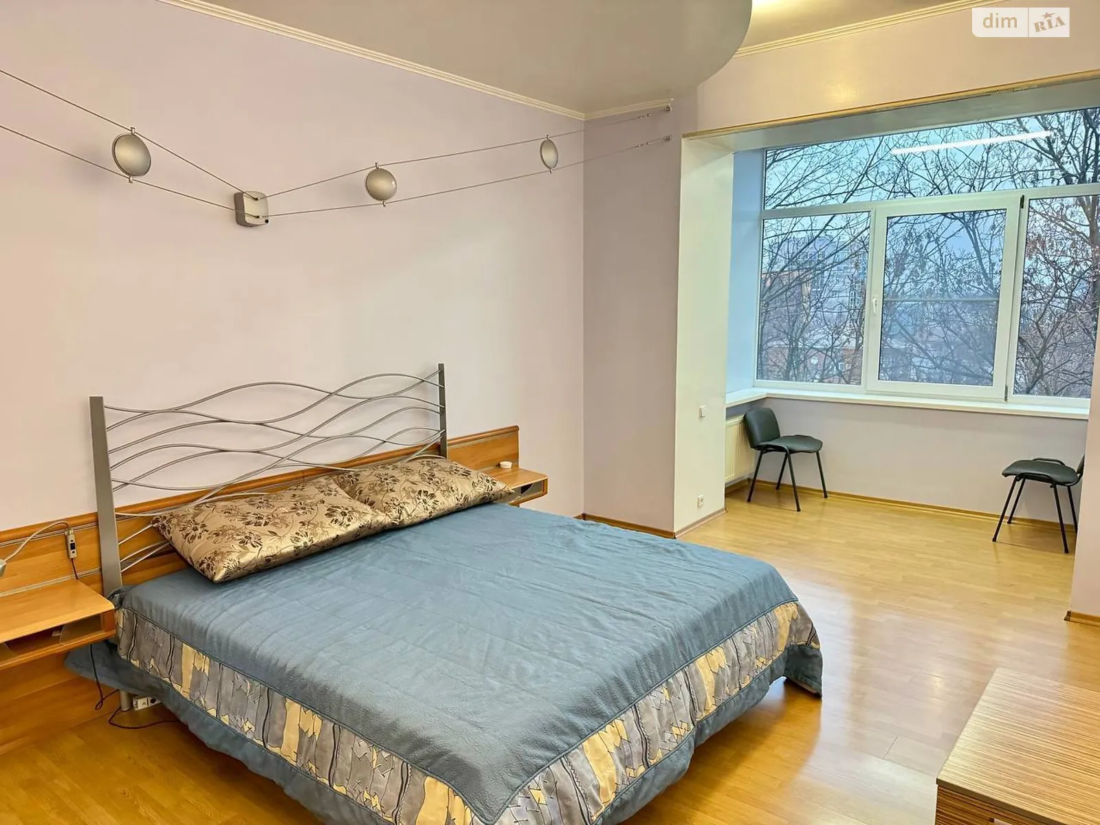 Продається 2-кімнатна квартира 46 кв. м у Дніпрі, вул. Хмельницького Богдана, 45