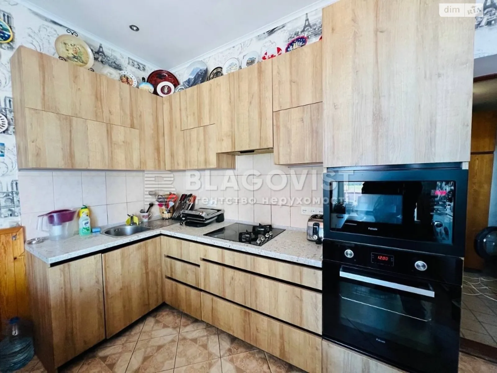 Сдается в аренду дом на 2 этажа 215 кв. м с террасой, цена: 1050 $