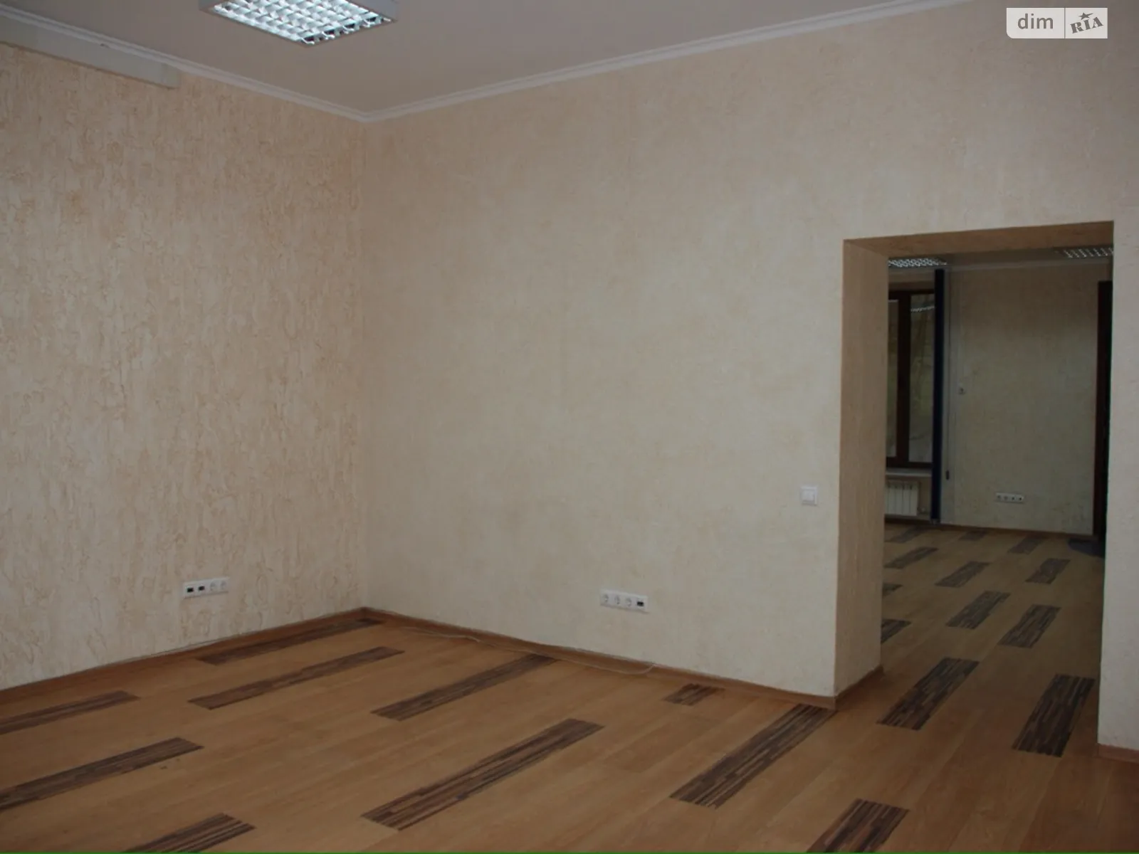 Продается офис 101.7 кв. м в бизнес-центре, цена: 320000 $ - фото 1