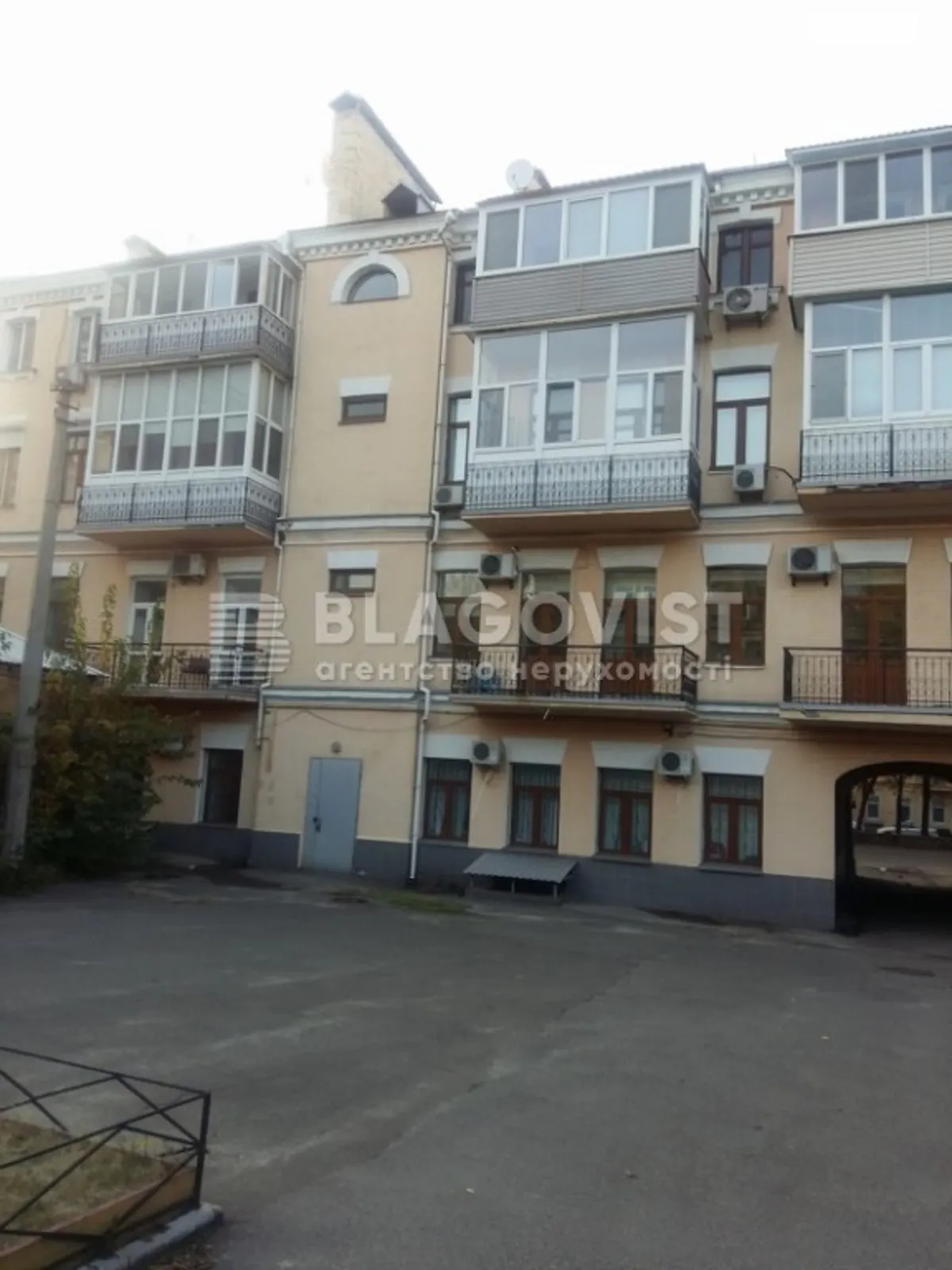 Продается 3-комнатная квартира 128 кв. м в Киеве, ул. Верхний Вал, 62