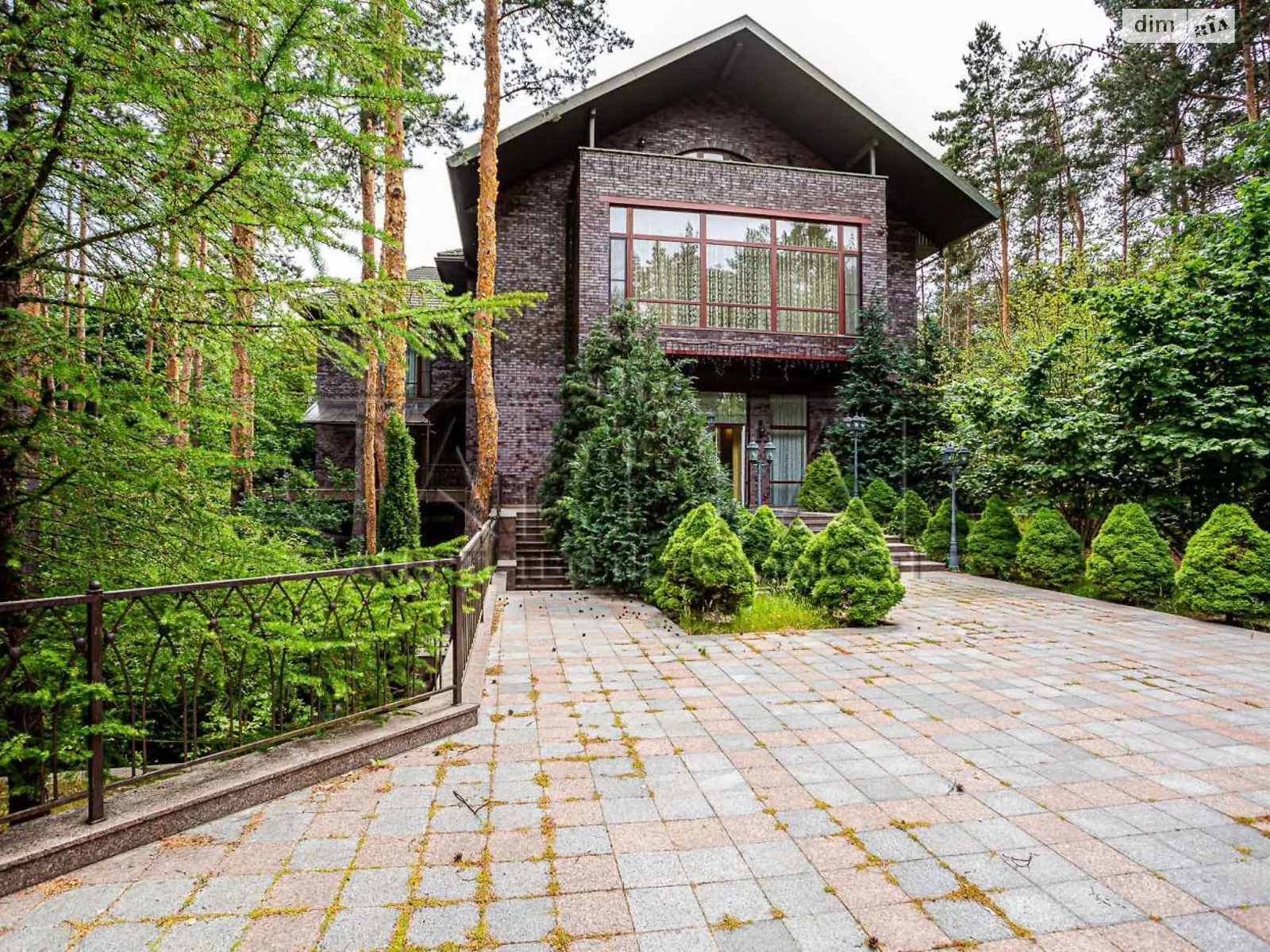 Сдается в аренду дом на 4 этажа 900 кв. м с мансардой, цена: 8000 $ - фото 1