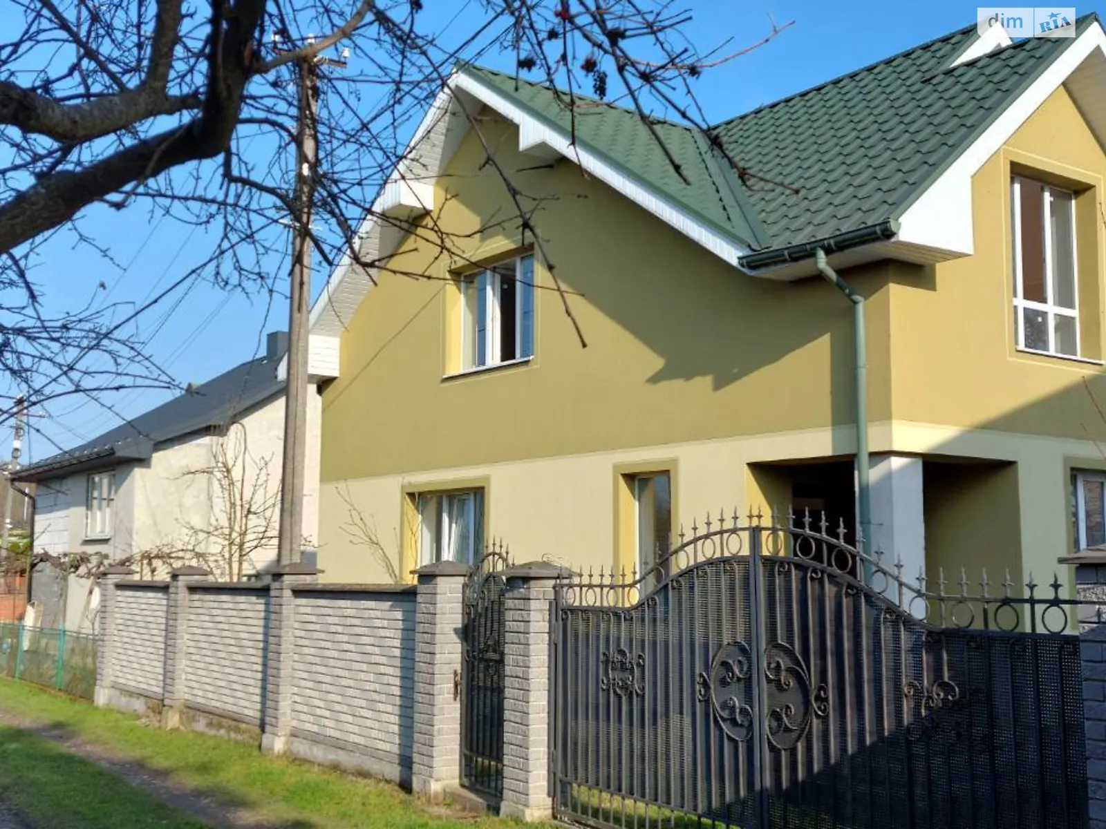 Продается дом на 2 этажа 160 кв. м с камином, цена: 127999 $