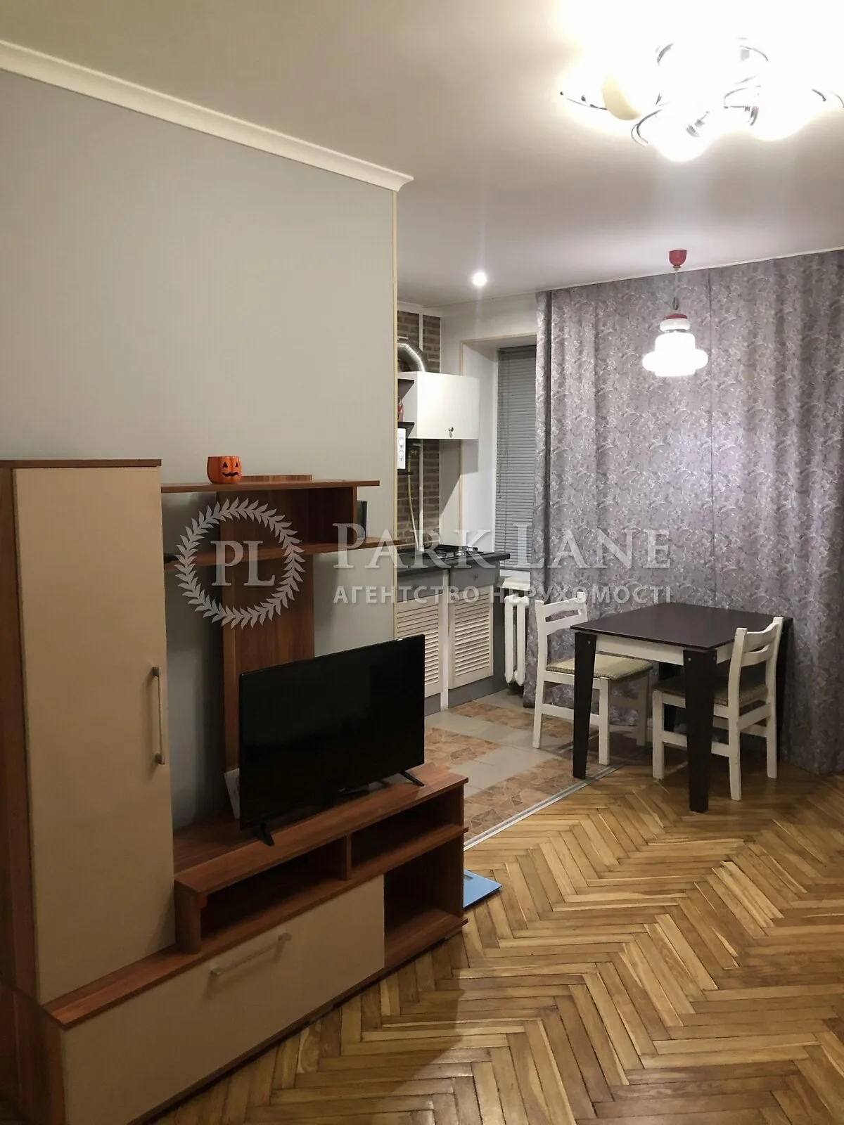 Продается 1-комнатная квартира 30 кв. м в Киеве, ул. Набережно-Крещатицкая, 35