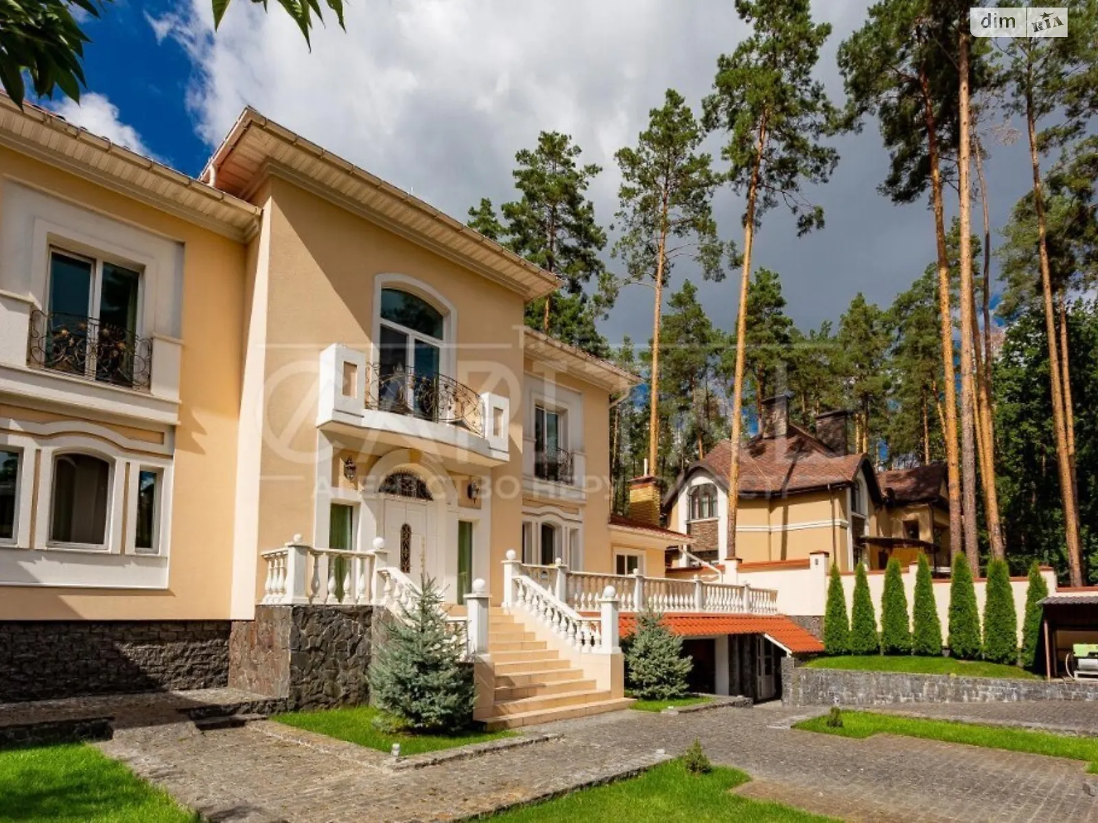 Продается дом на 2 этажа 640 кв. м с камином, цена: 487000 $ - фото 1