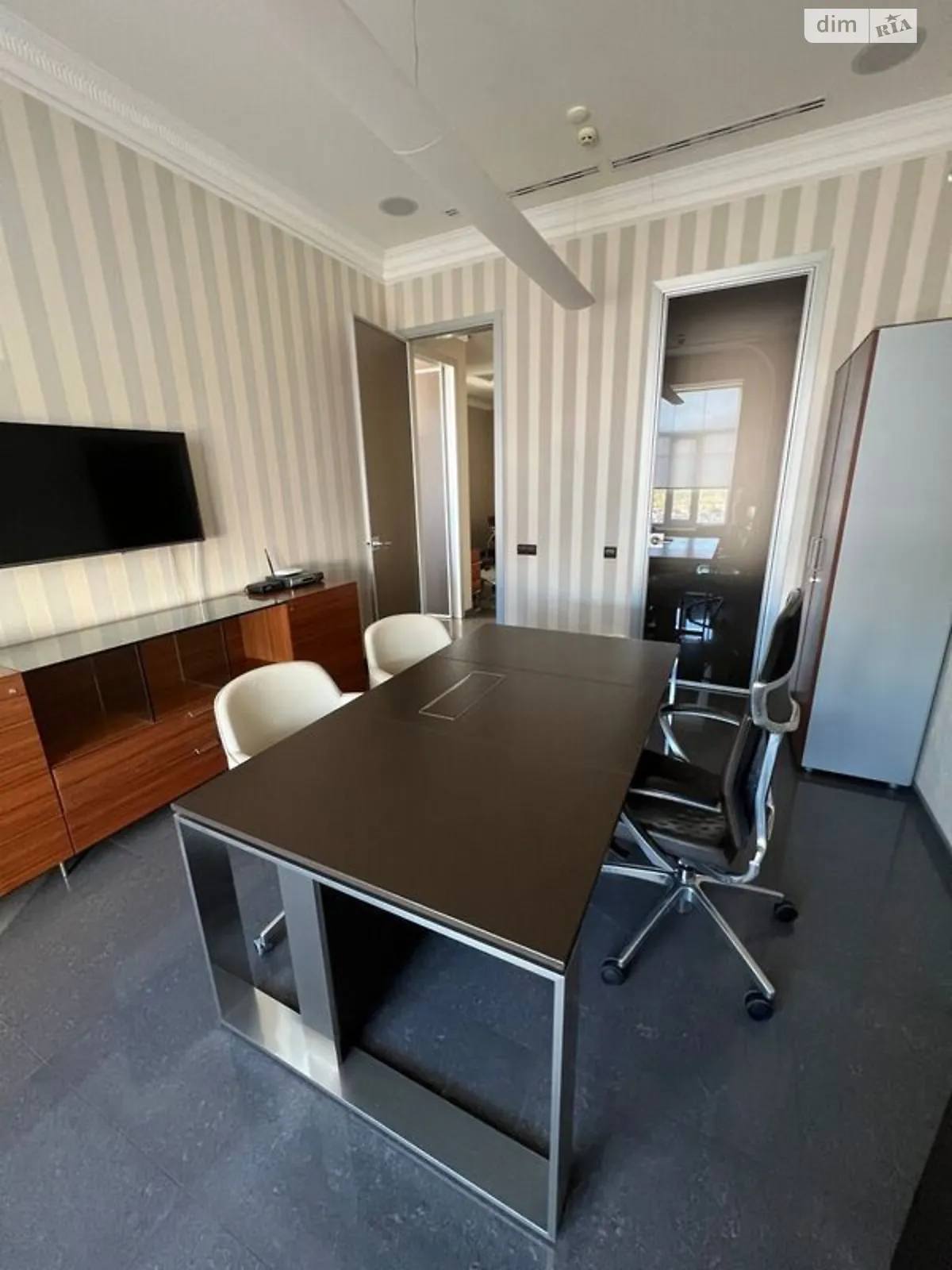 Продается офис 101 кв. м в бизнес-центре - фото 2