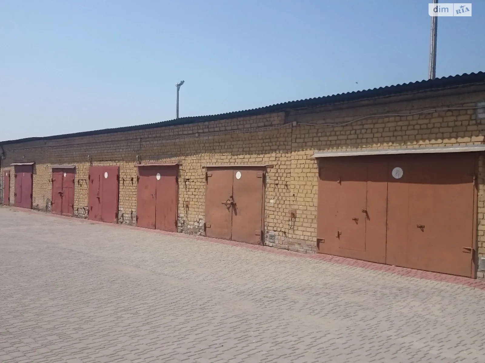Продается место в гаражном кооперативе под легковое авто на 24 кв. м, цена: 12000 $ - фото 1