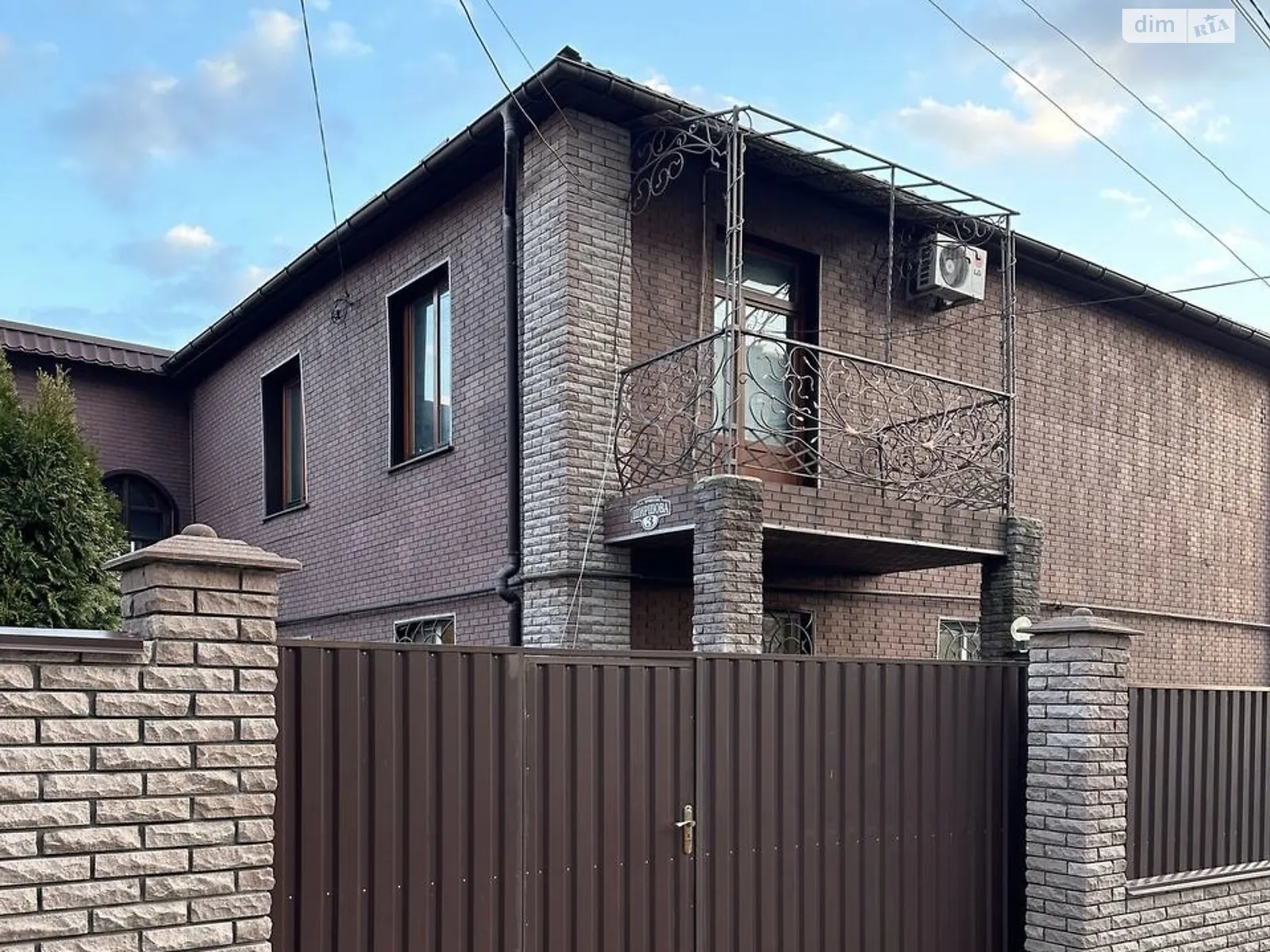 Продається будинок 2 поверховий 350 кв. м з гаражем, цена: 220000 $