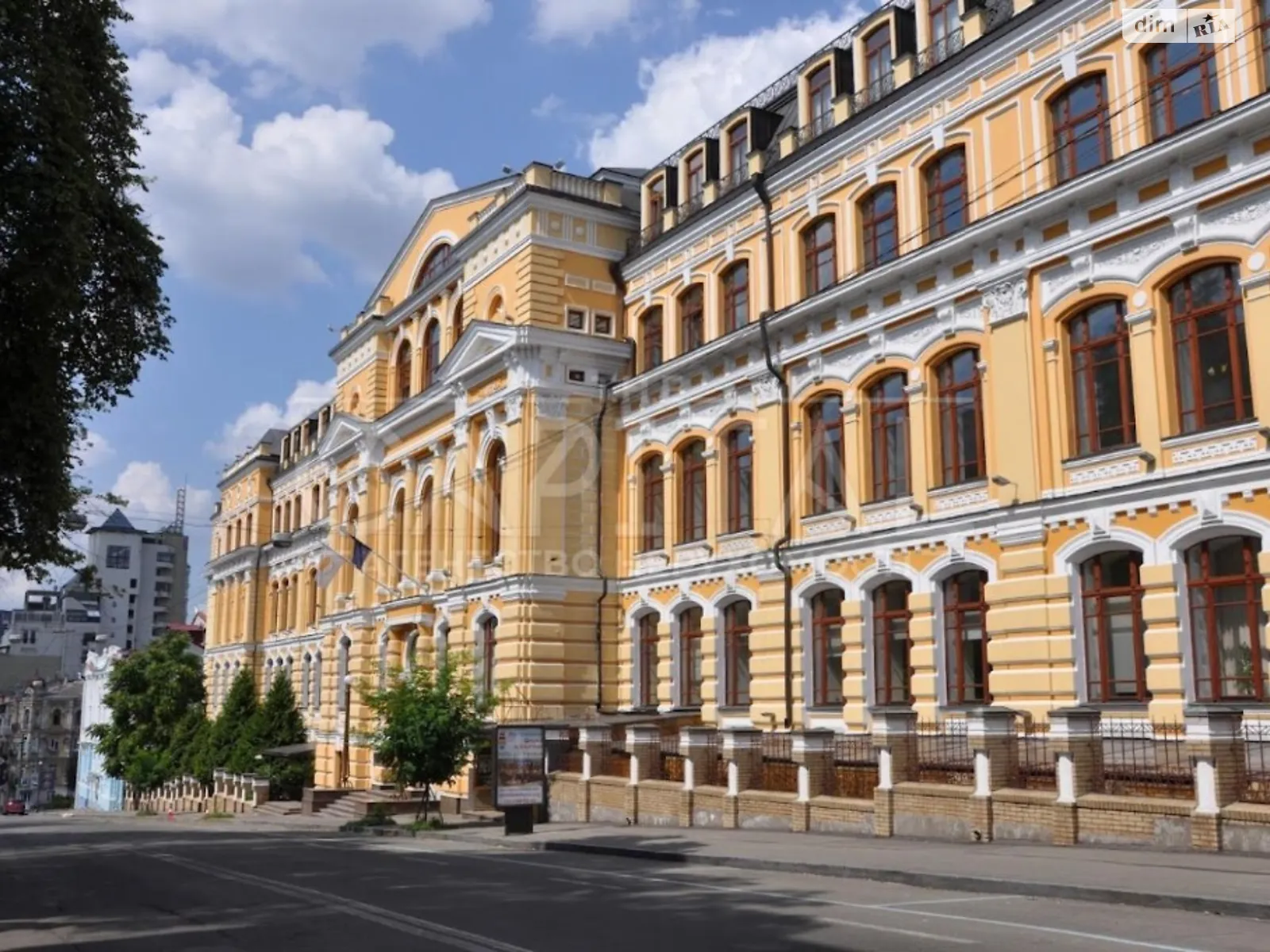 Сдается в аренду помещения свободного назначения 493 кв. м в 4-этажном здании, цена: 7395 $