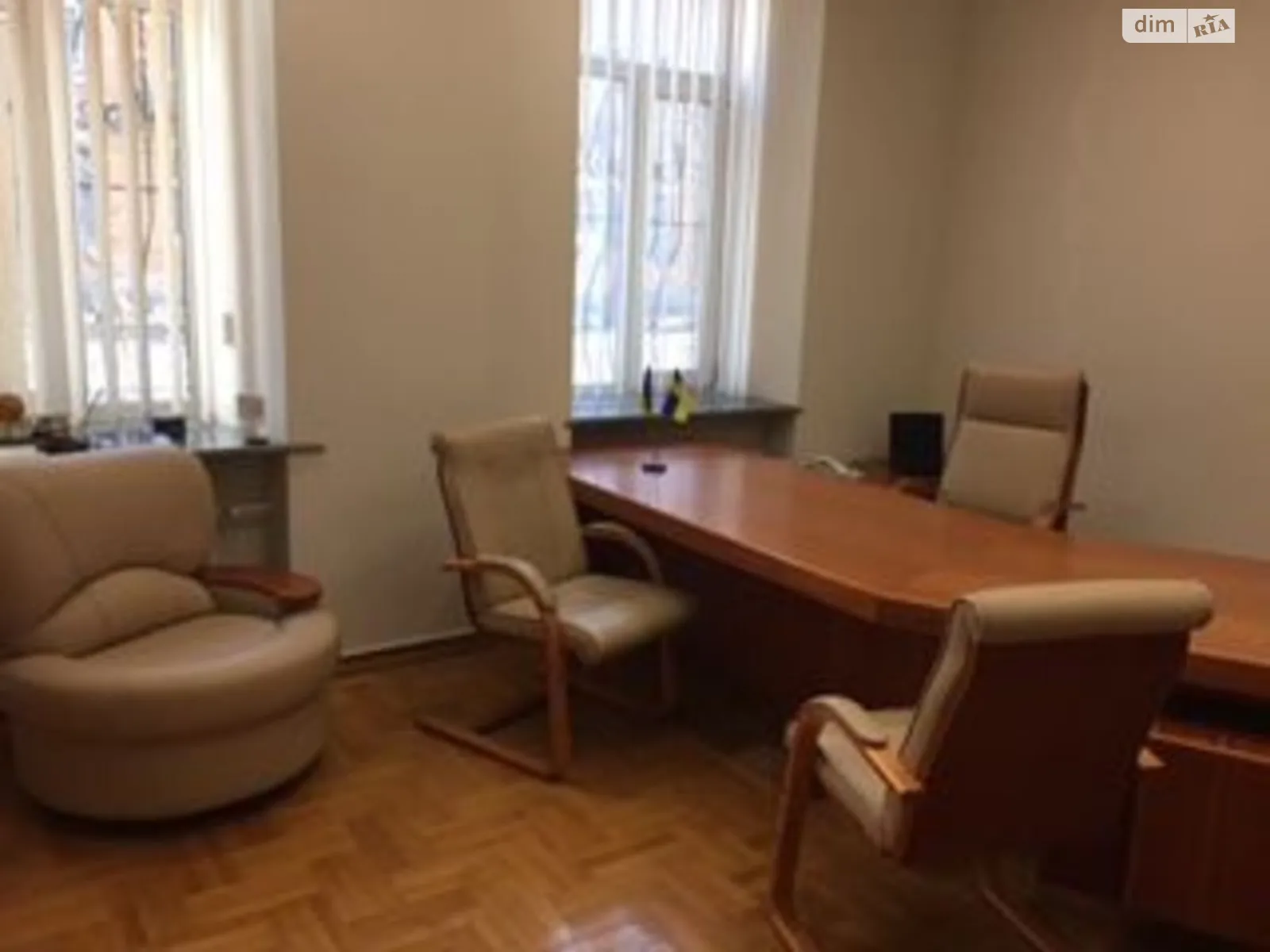 Сдается в аренду офис 220 кв. м в бизнес-центре, цена: 2400 $