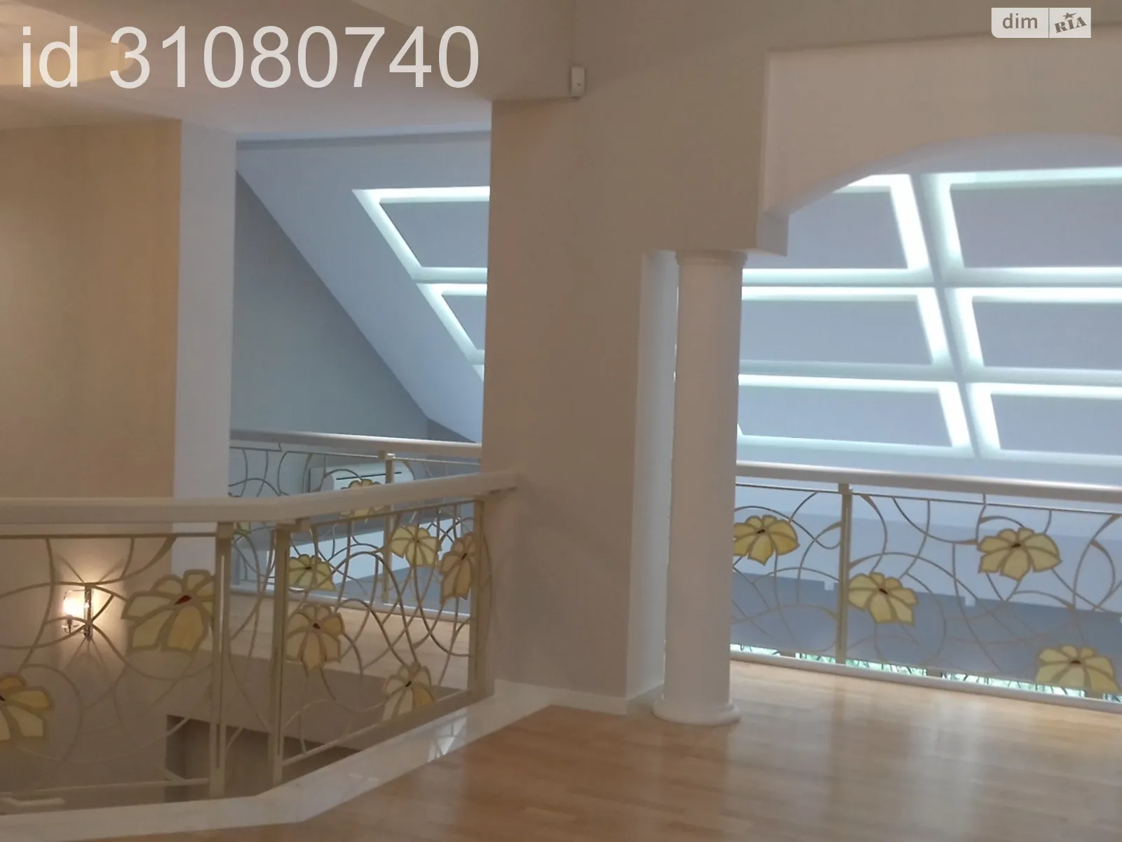 Продается дом на 3 этажа 600 кв. м с бассейном, цена: 800000 $