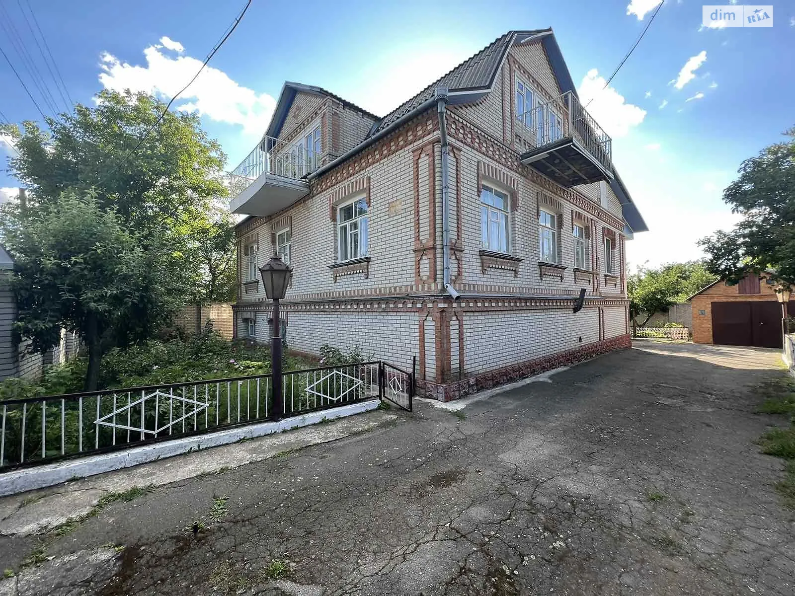 Продається будинок 3 поверховий 285 кв. м з гаражем, цена: 149900 $