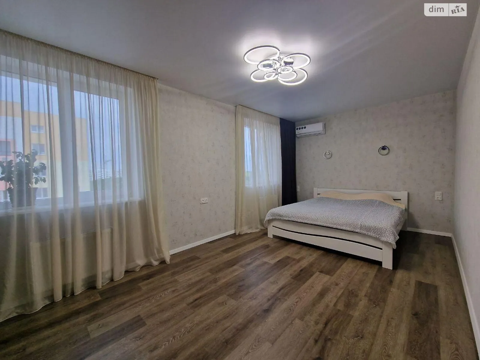 Продається 2-кімнатна квартира 72 кв. м у Харкові, просп. Героїв Харкова(Московський), 268Д